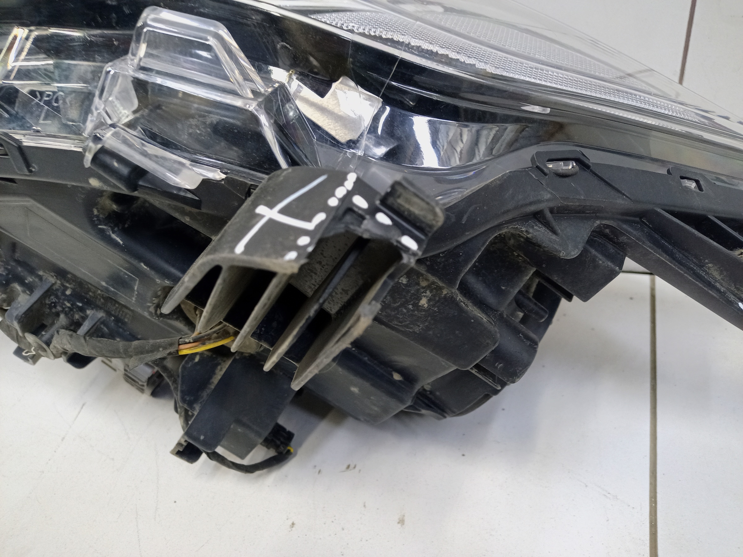 Фара передняя левая Mitsubishi Outlander 3 Restail 2 галоген