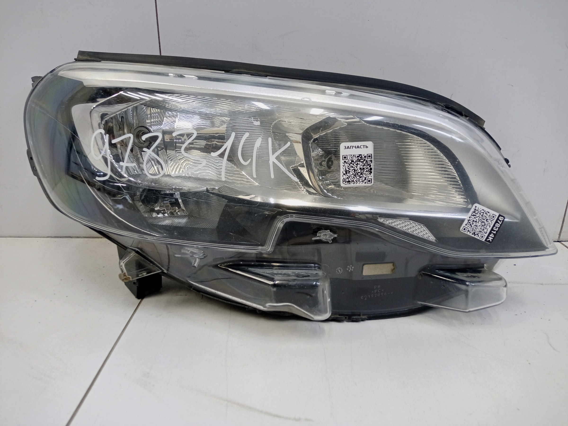 Фара передняя правая Peugeot Traveller