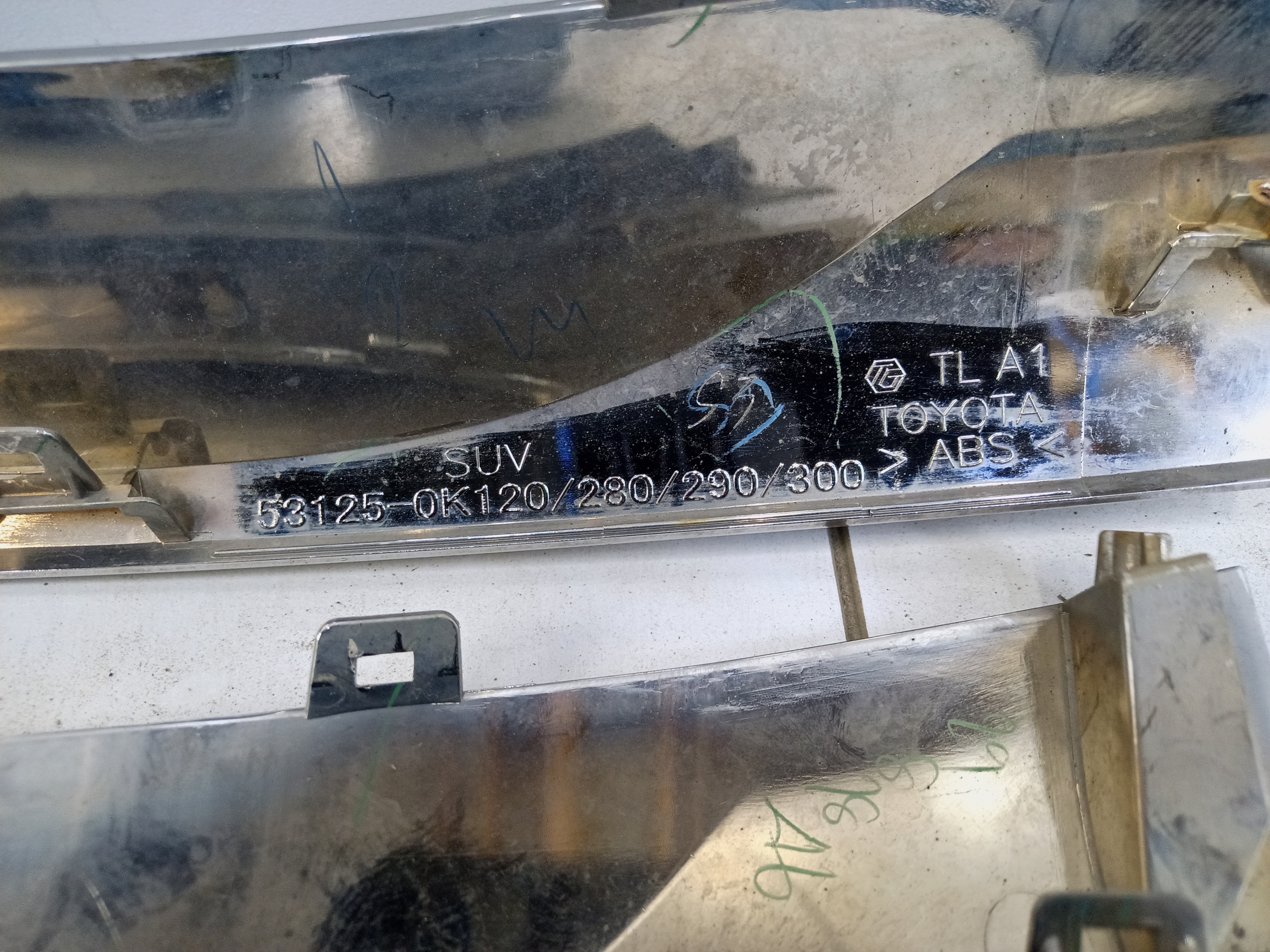 Накладки решетки радиатора хром Toyota Fortuner 2