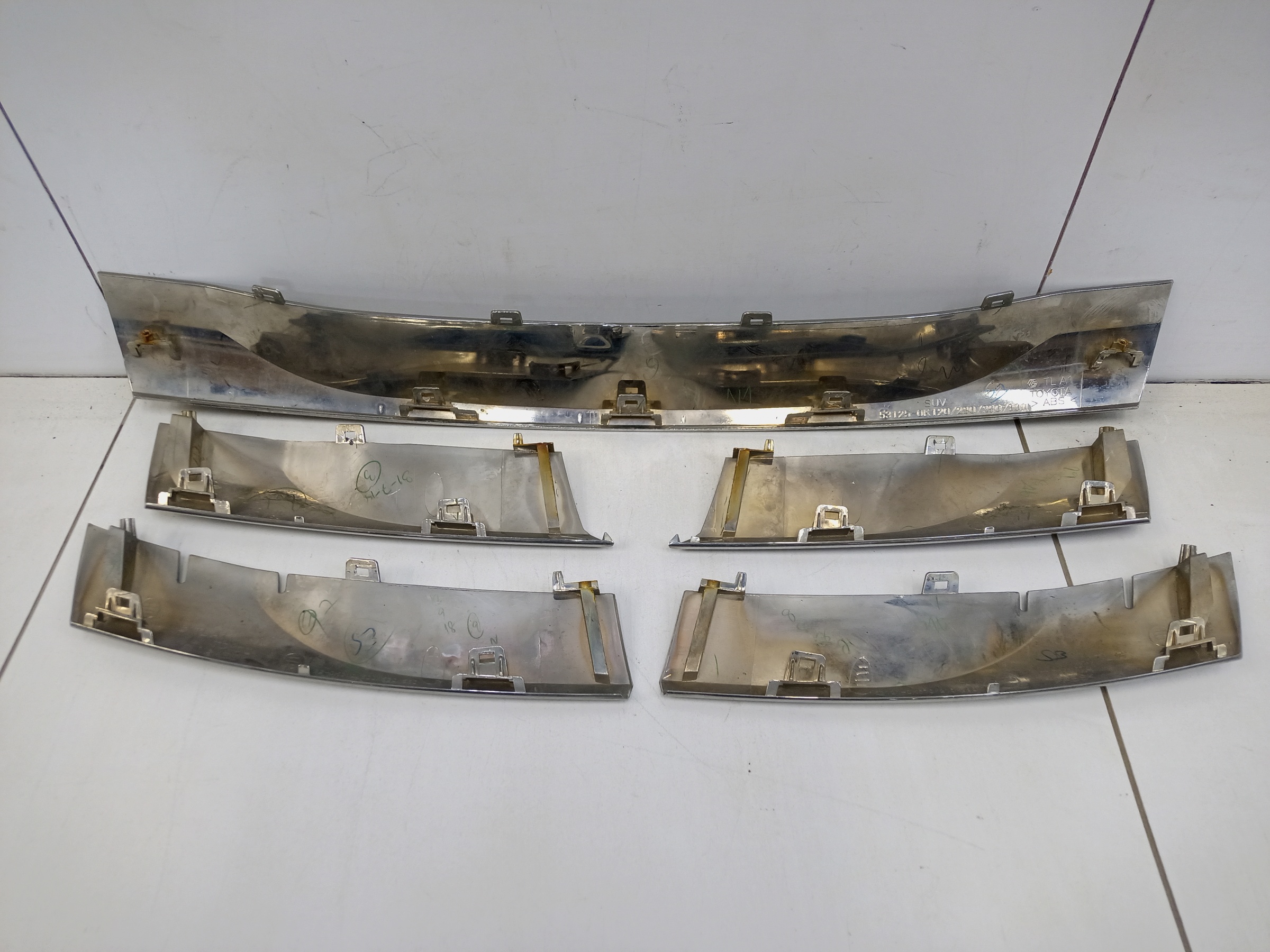 Накладки решетки радиатора хром Toyota Fortuner 2