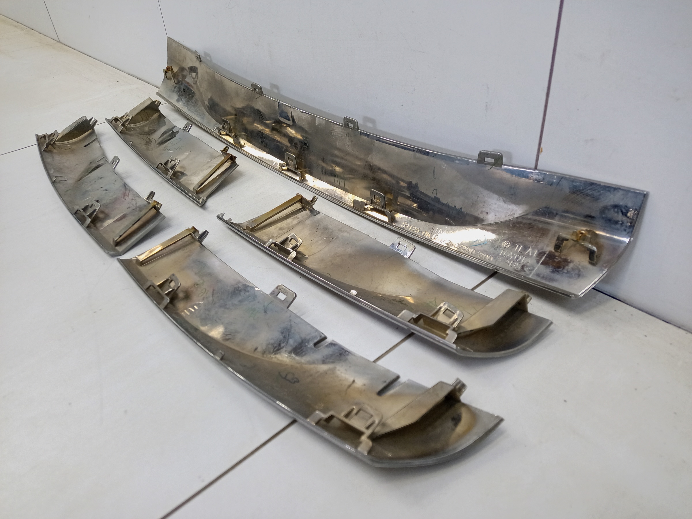 Накладки решетки радиатора хром Toyota Fortuner 2