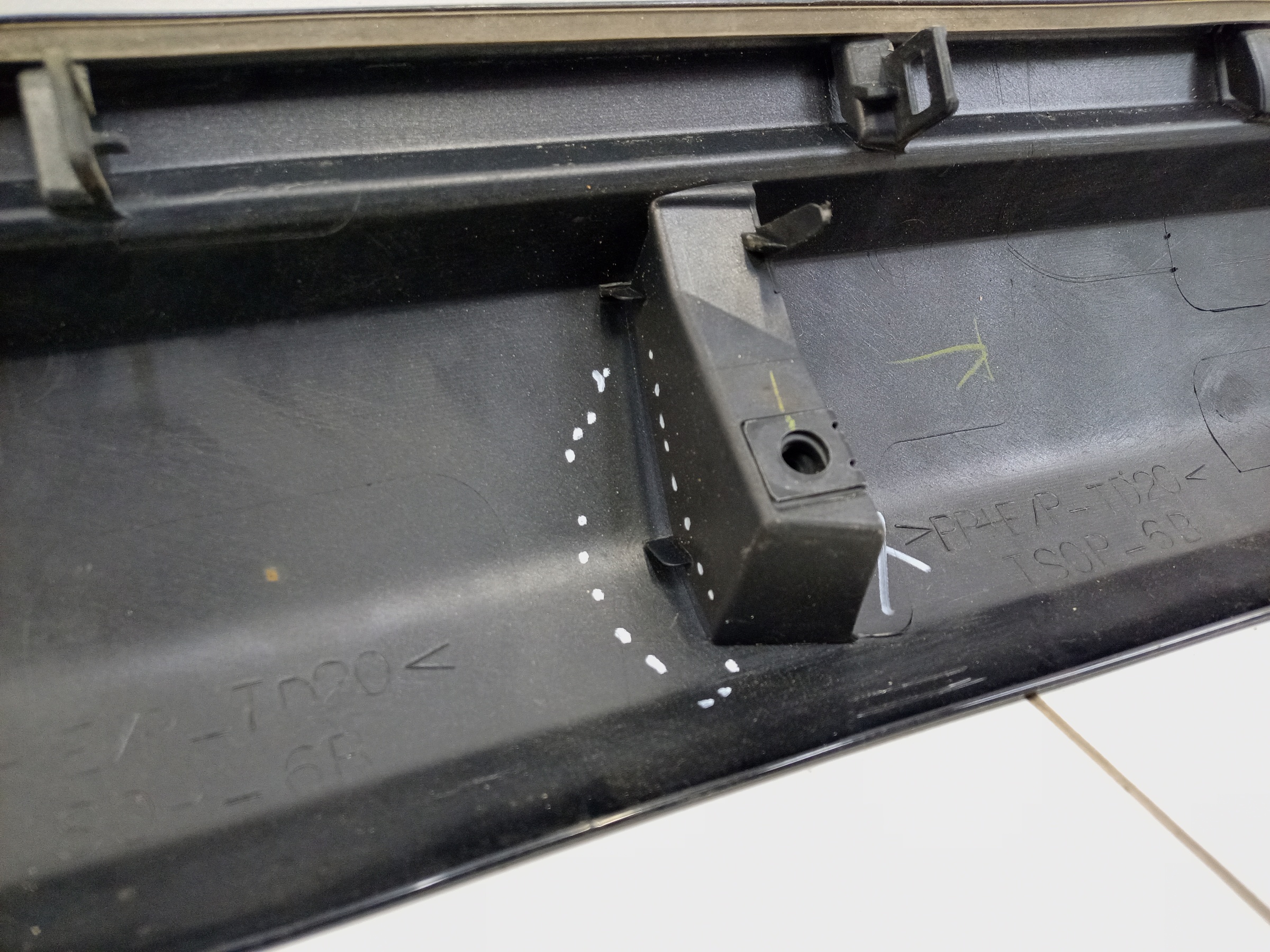 Накладка заднего бампера Toyota Land Cruiser 200 Restail 2 Executive