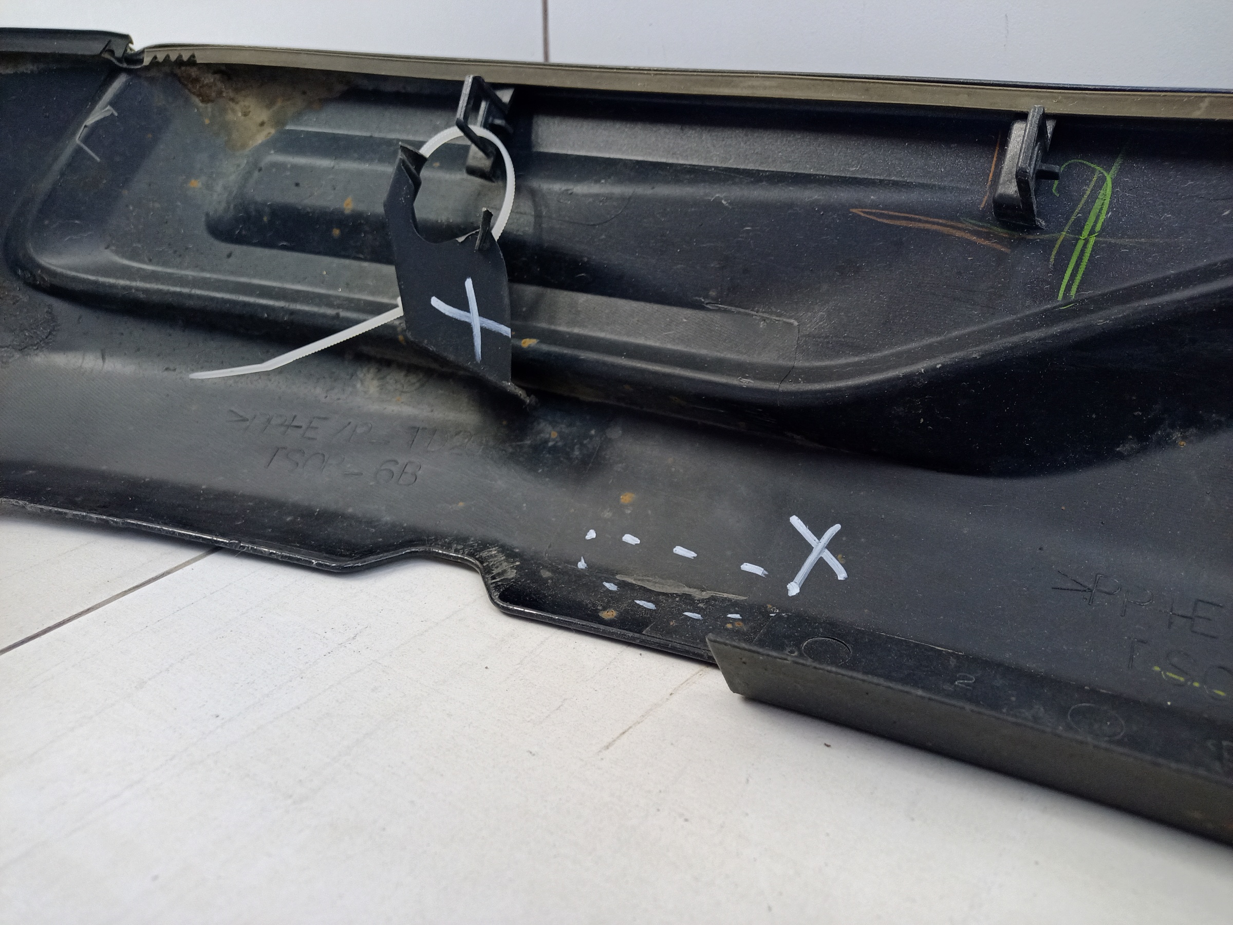 Накладка заднего бампера Toyota Land Cruiser 200 Restail 2 Executive