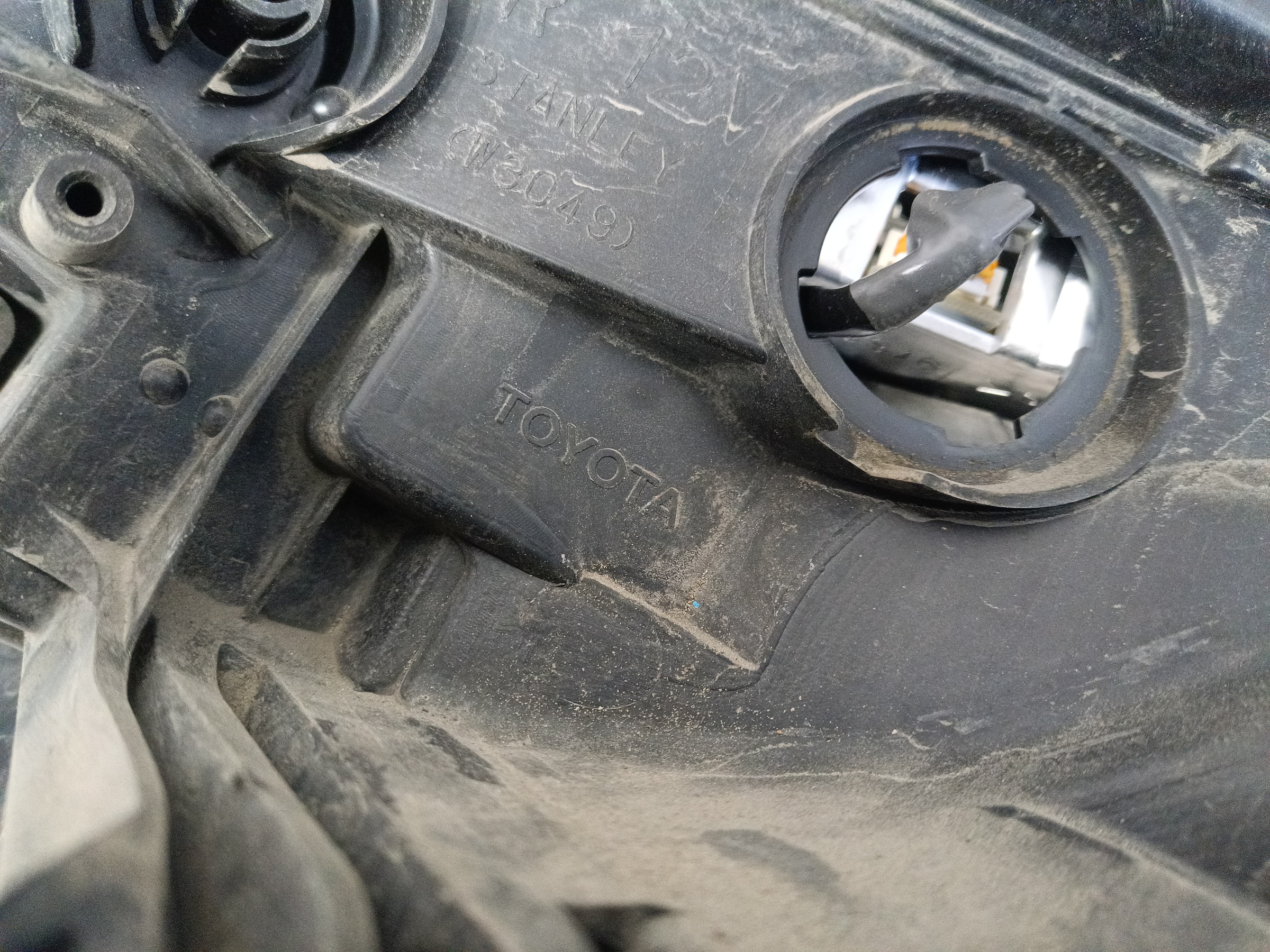 Фара передняя правая Toyota RAV4 CA40 Restail LED