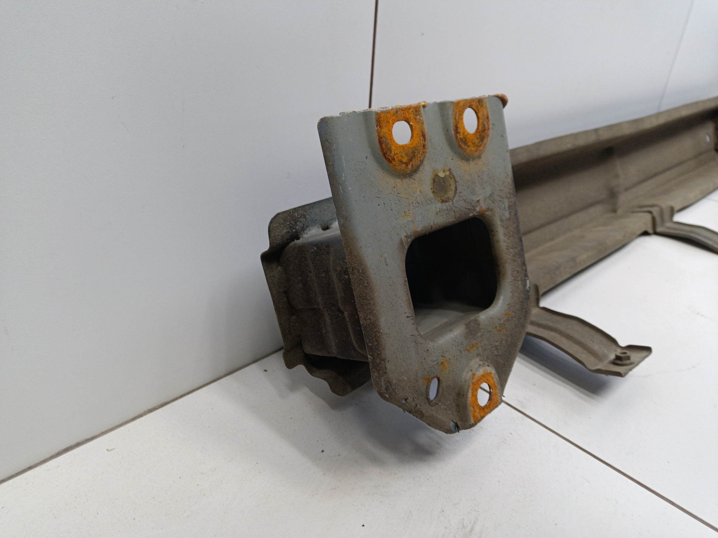 Усилитель заднего бампера Geely Tugella