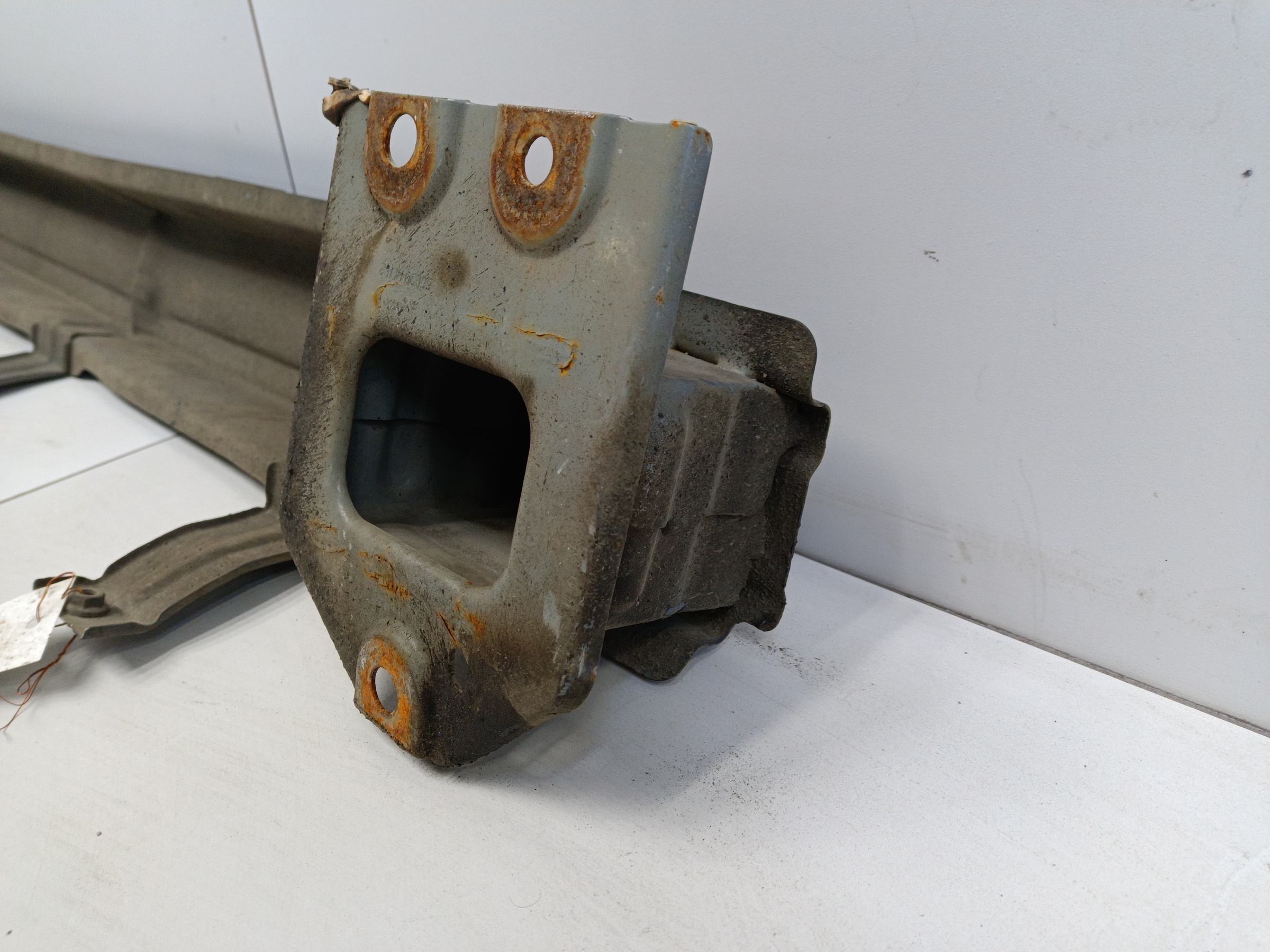 Усилитель заднего бампера Geely Tugella