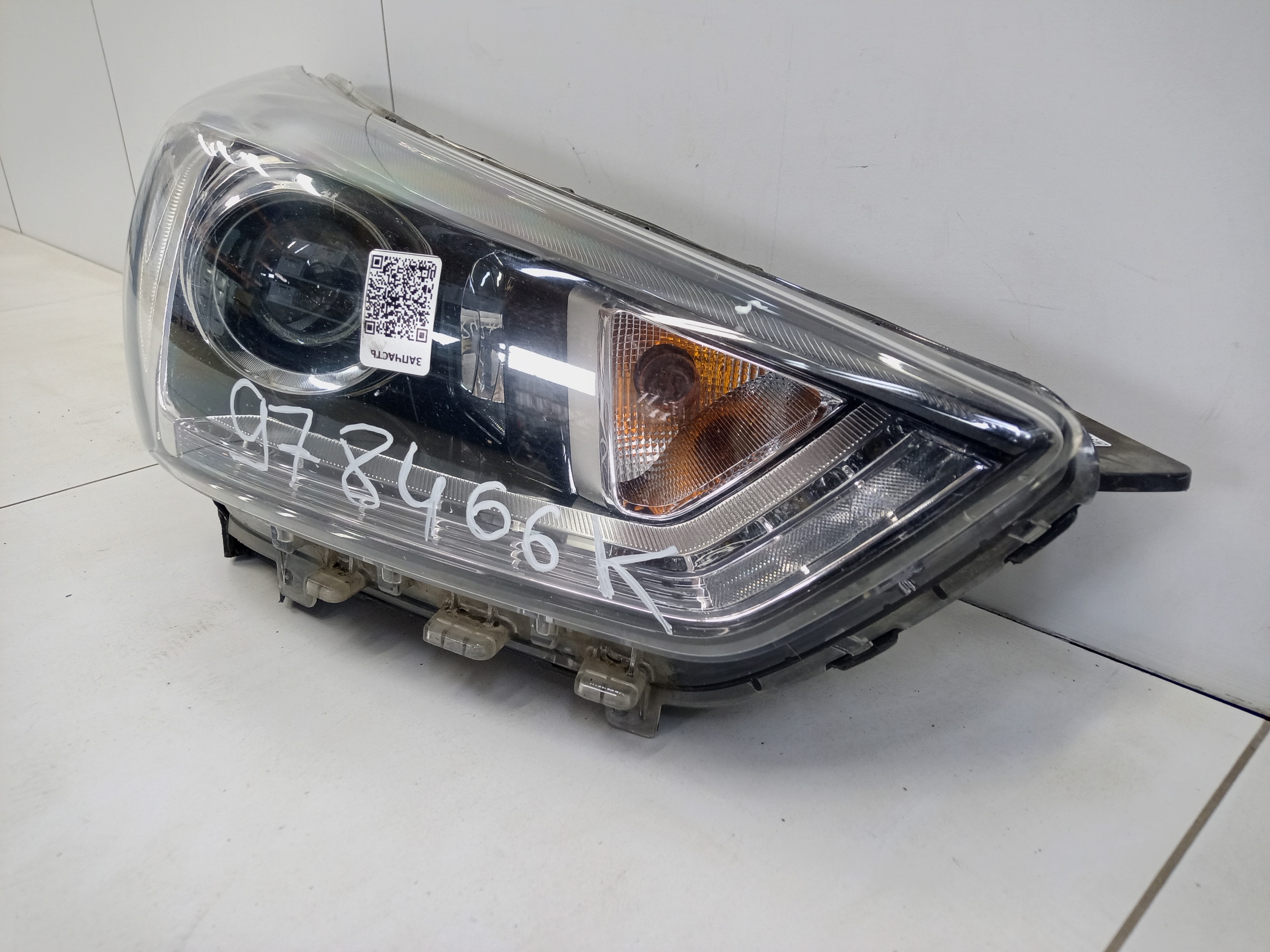 Фара передняя правая Hyundai Creta 1 линза с ДХО черная