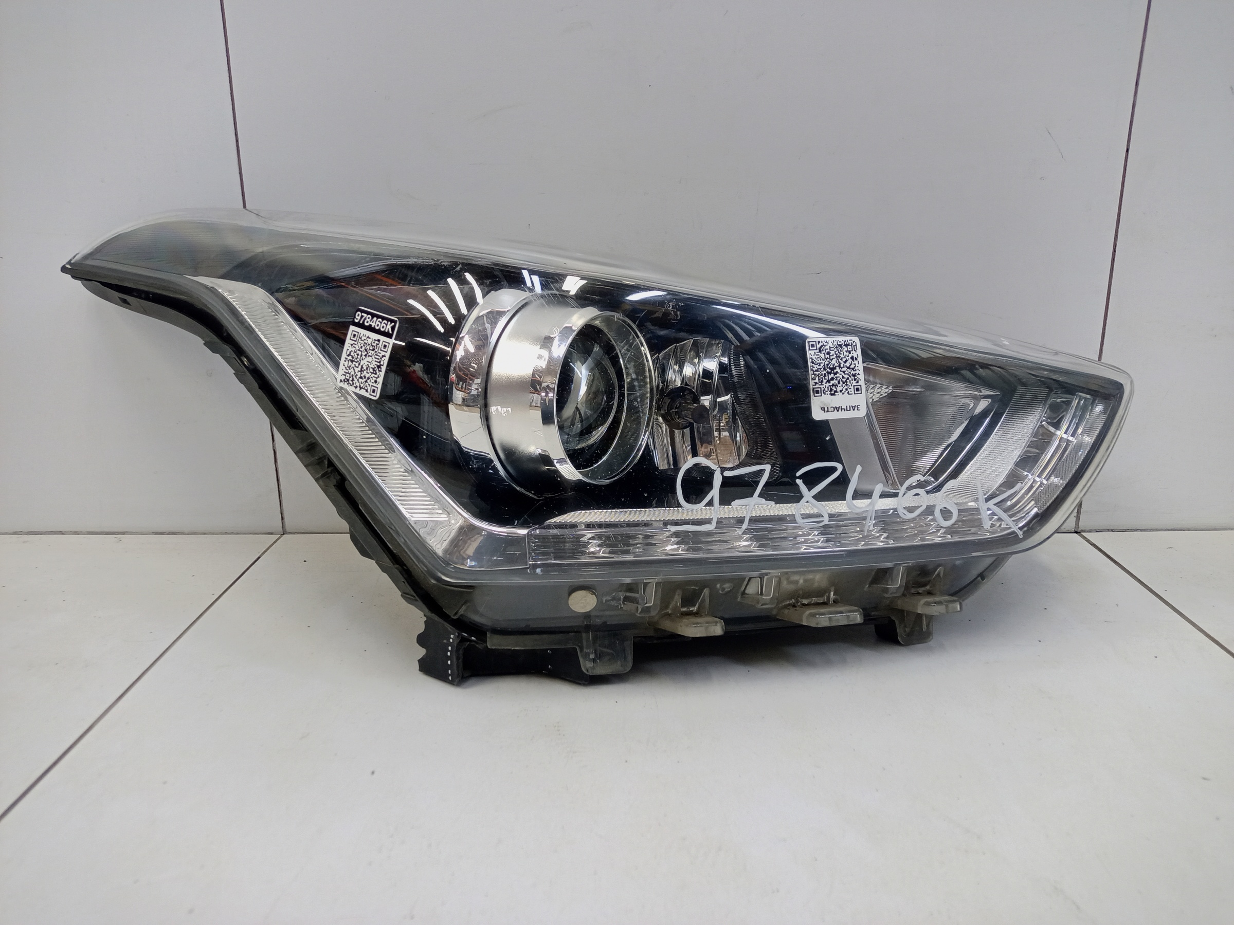 Фара передняя правая Hyundai Creta 1 линза с ДХО черная