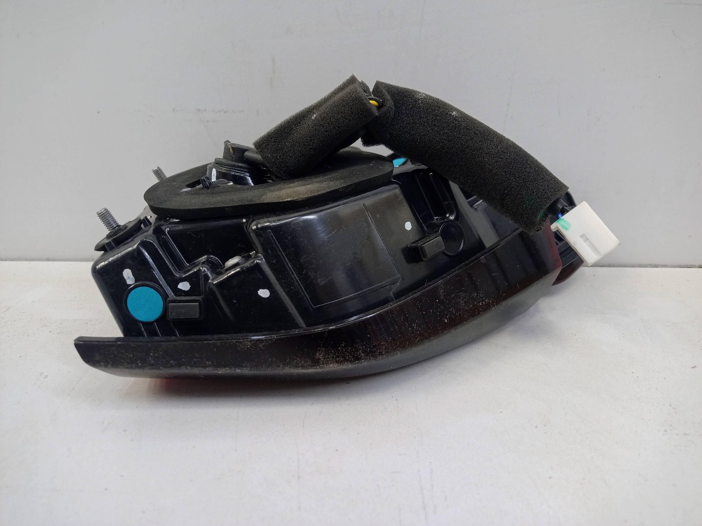 Фонарь задний правый внутренний Geely Coolray LED