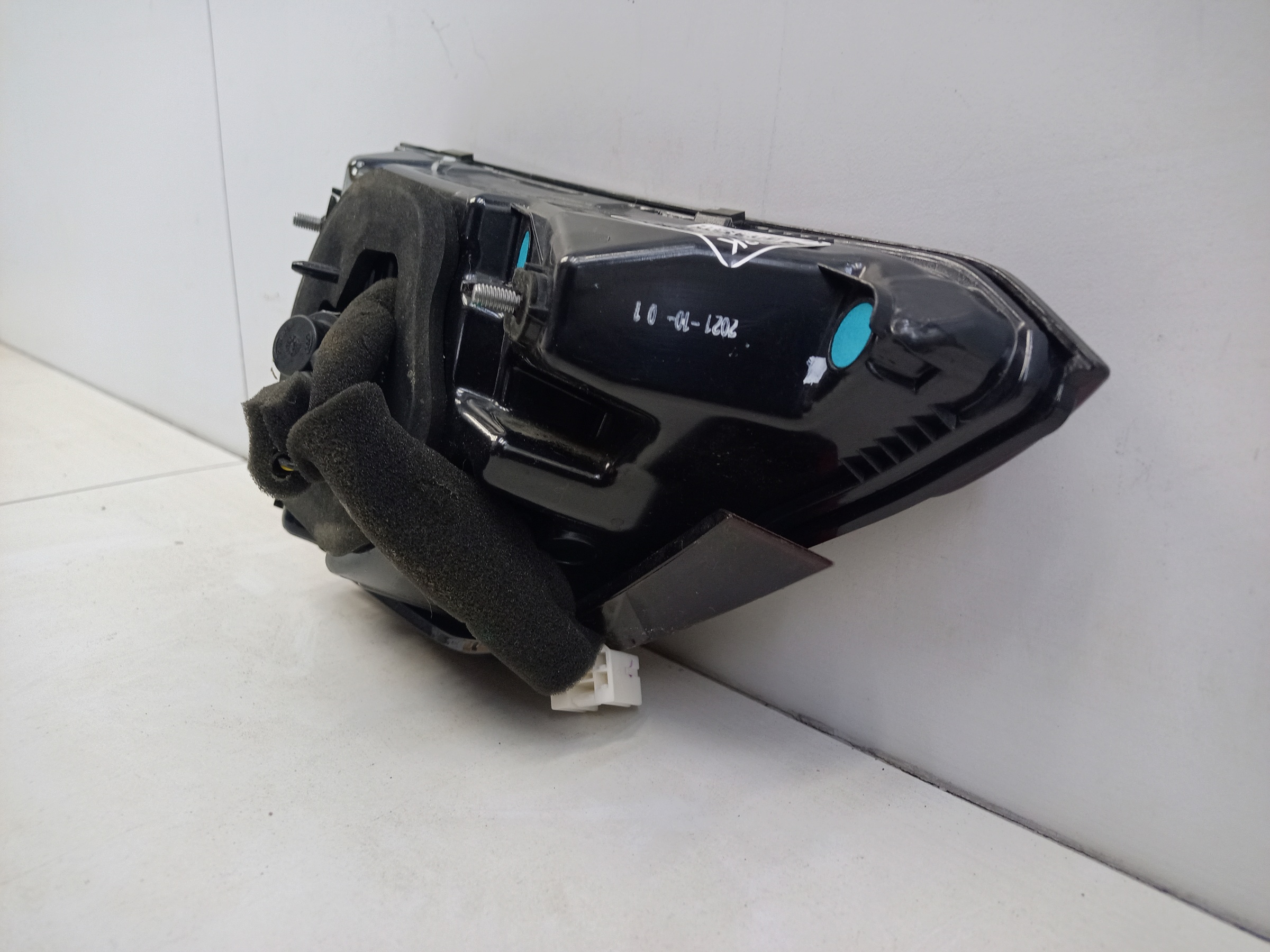 Фонарь задний правый внутренний Geely Coolray LED