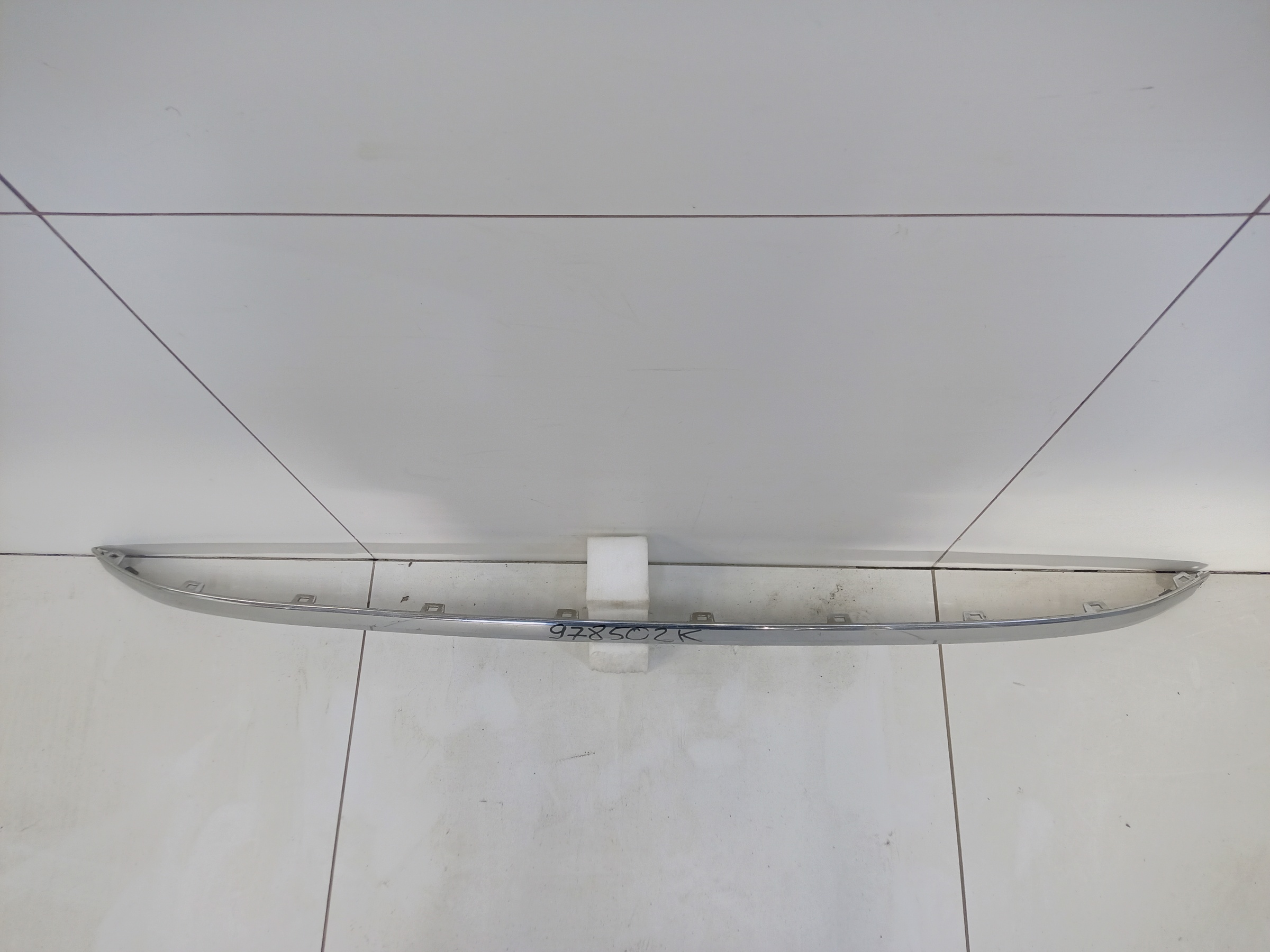 Накладка хром переднего бампера центральная часть Volkswagen Touareg 2 Restail