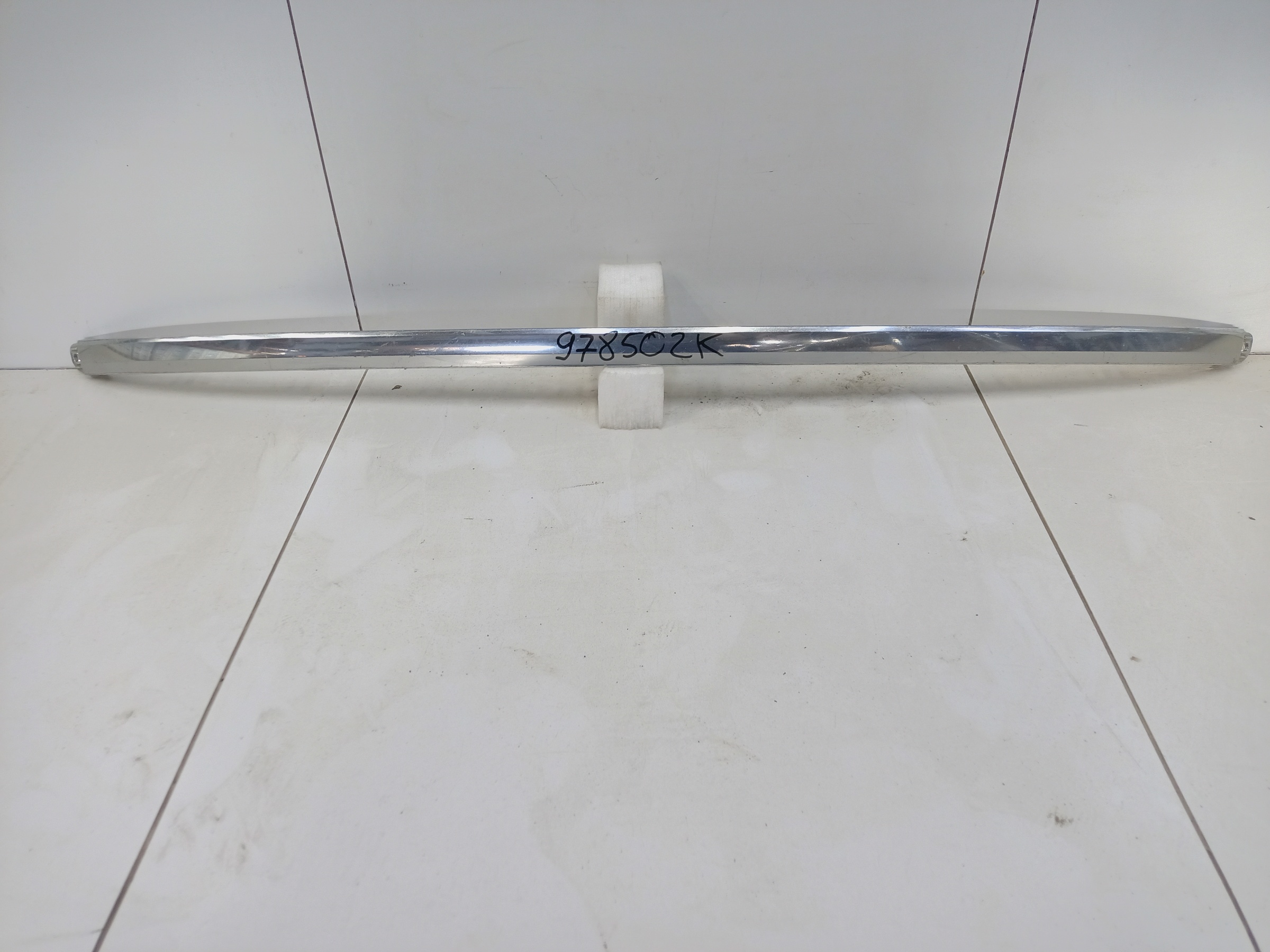 Накладка хром переднего бампера центральная часть Volkswagen Touareg 2 Restail