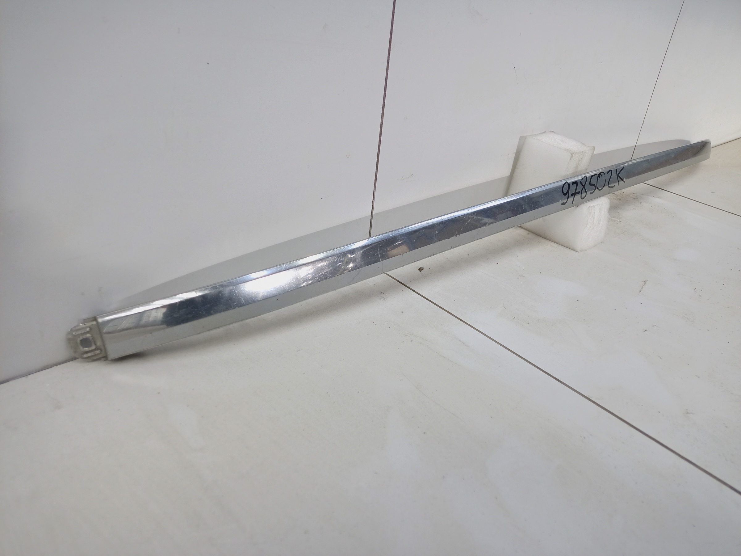 Накладка хром переднего бампера центральная часть Volkswagen Touareg 2 Restail