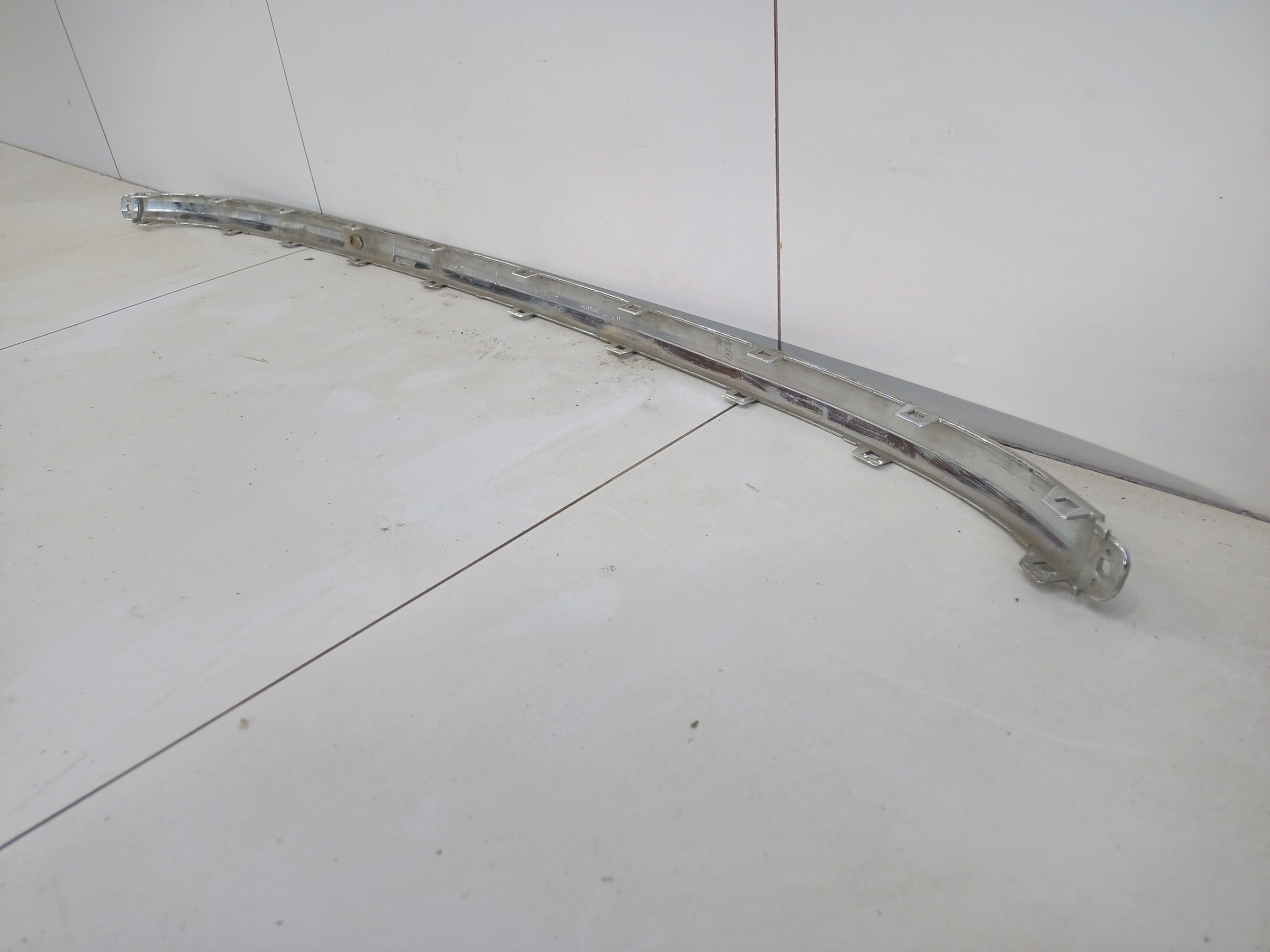 Накладка хром переднего бампера центральная часть Volkswagen Touareg 2 Restail