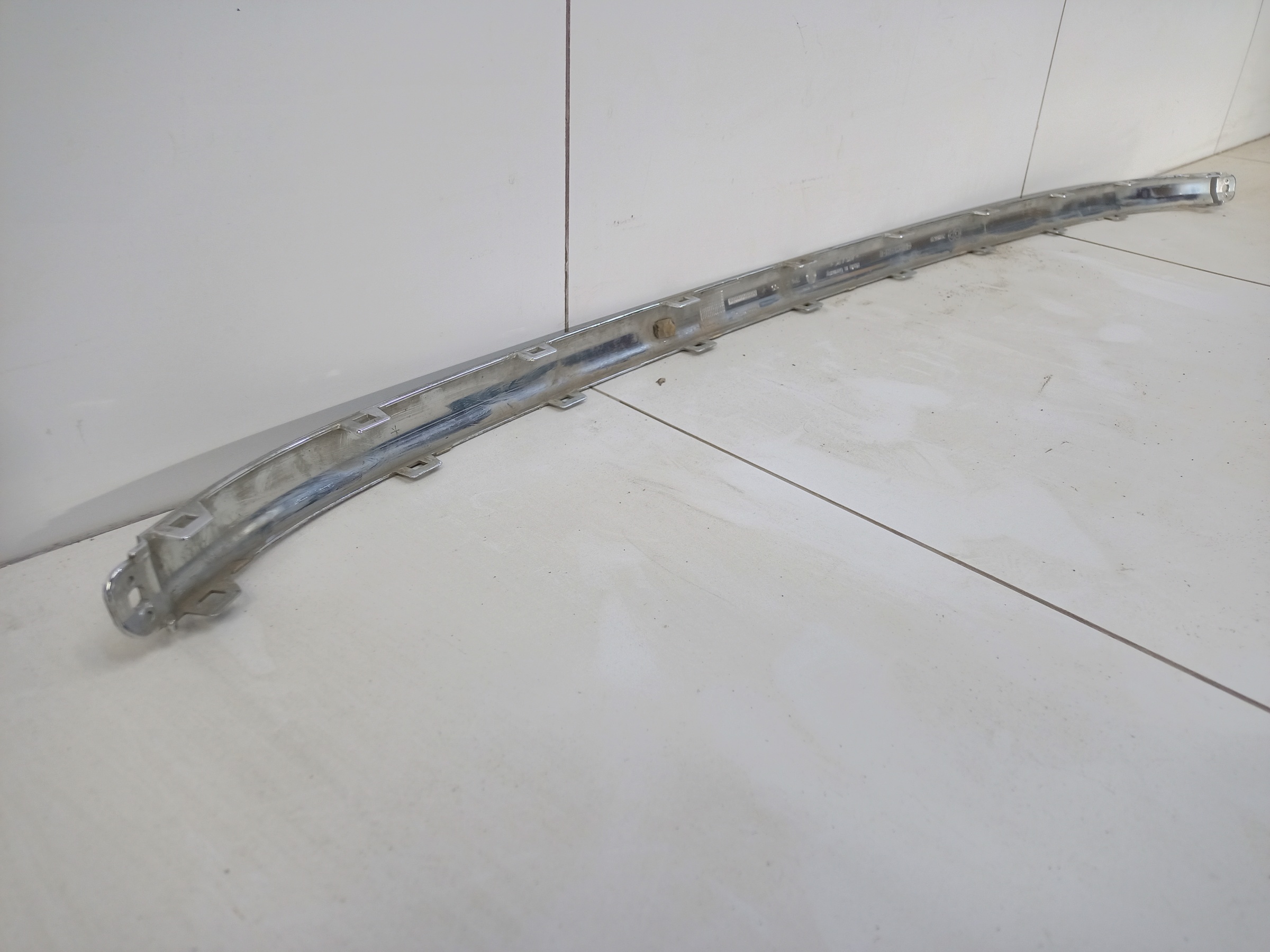 Накладка хром переднего бампера центральная часть Volkswagen Touareg 2 Restail