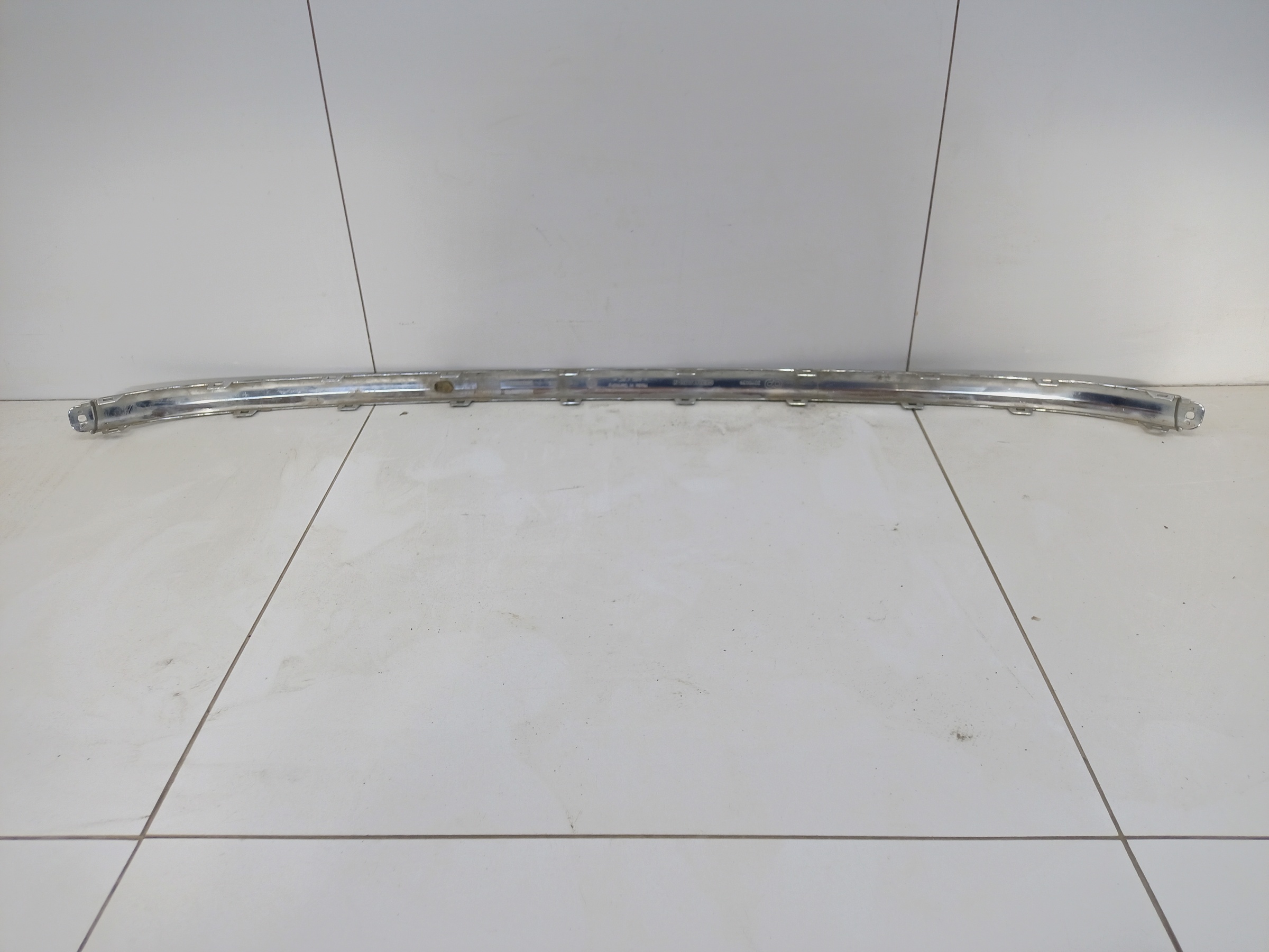 Накладка хром переднего бампера центральная часть Volkswagen Touareg 2 Restail