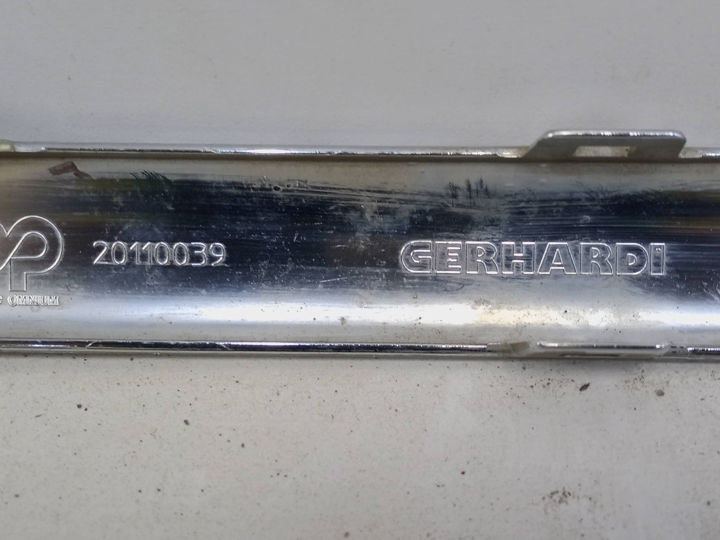 Накладка хром переднего бампера центральная часть Volkswagen Touareg 2 Restail