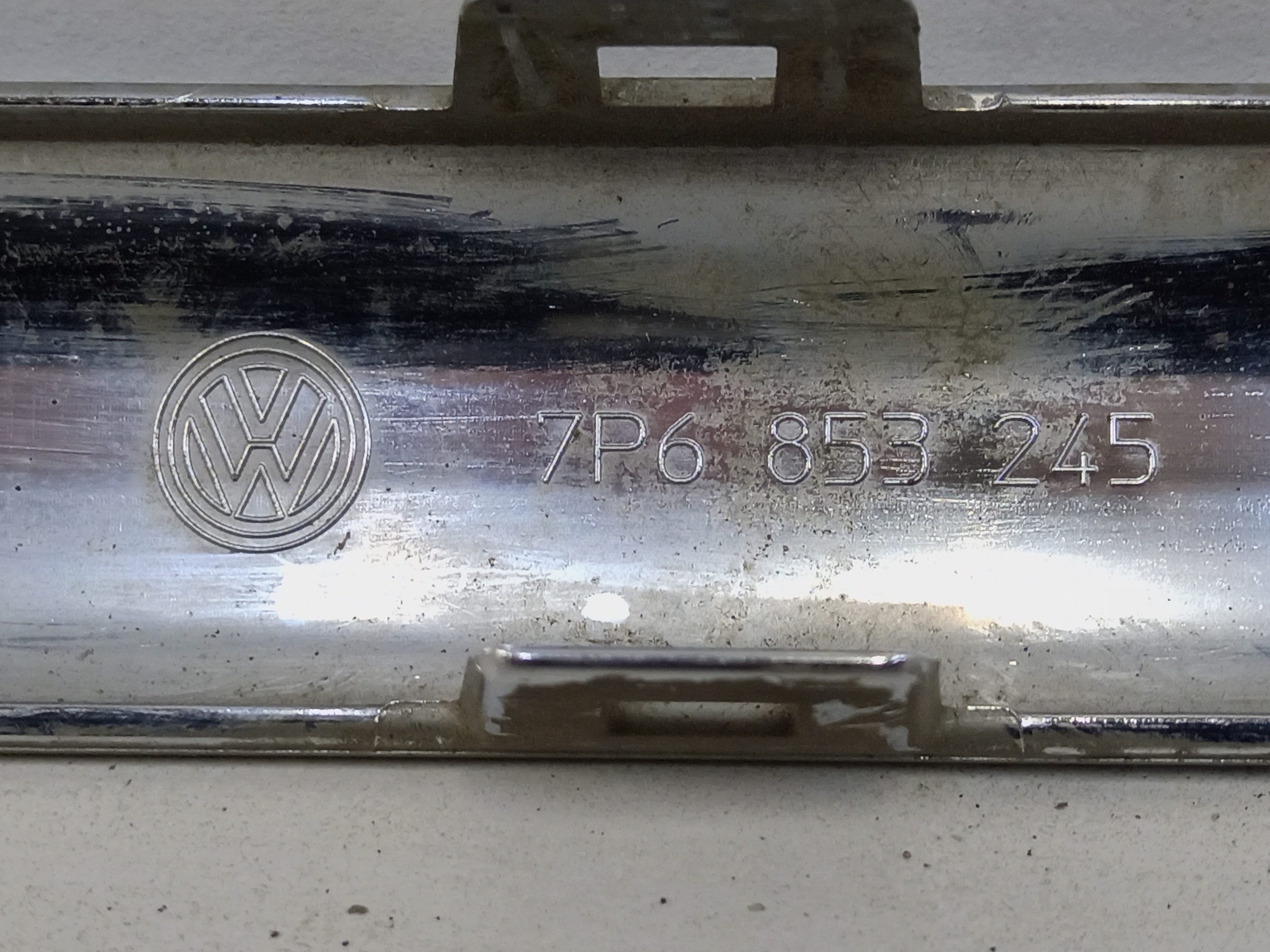 Накладка хром переднего бампера центральная часть Volkswagen Touareg 2 Restail