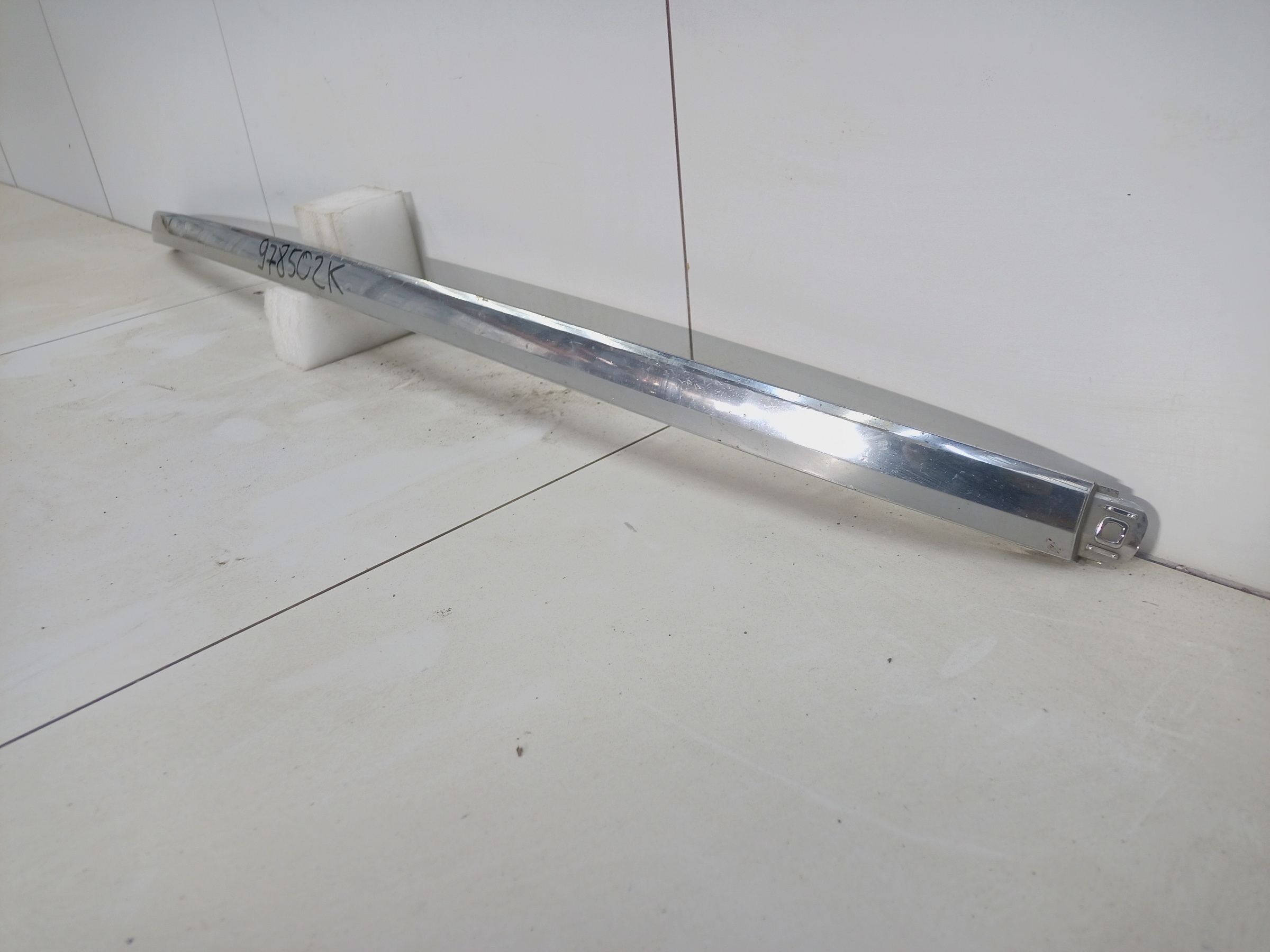 Накладка хром переднего бампера центральная часть Volkswagen Touareg 2 Restail