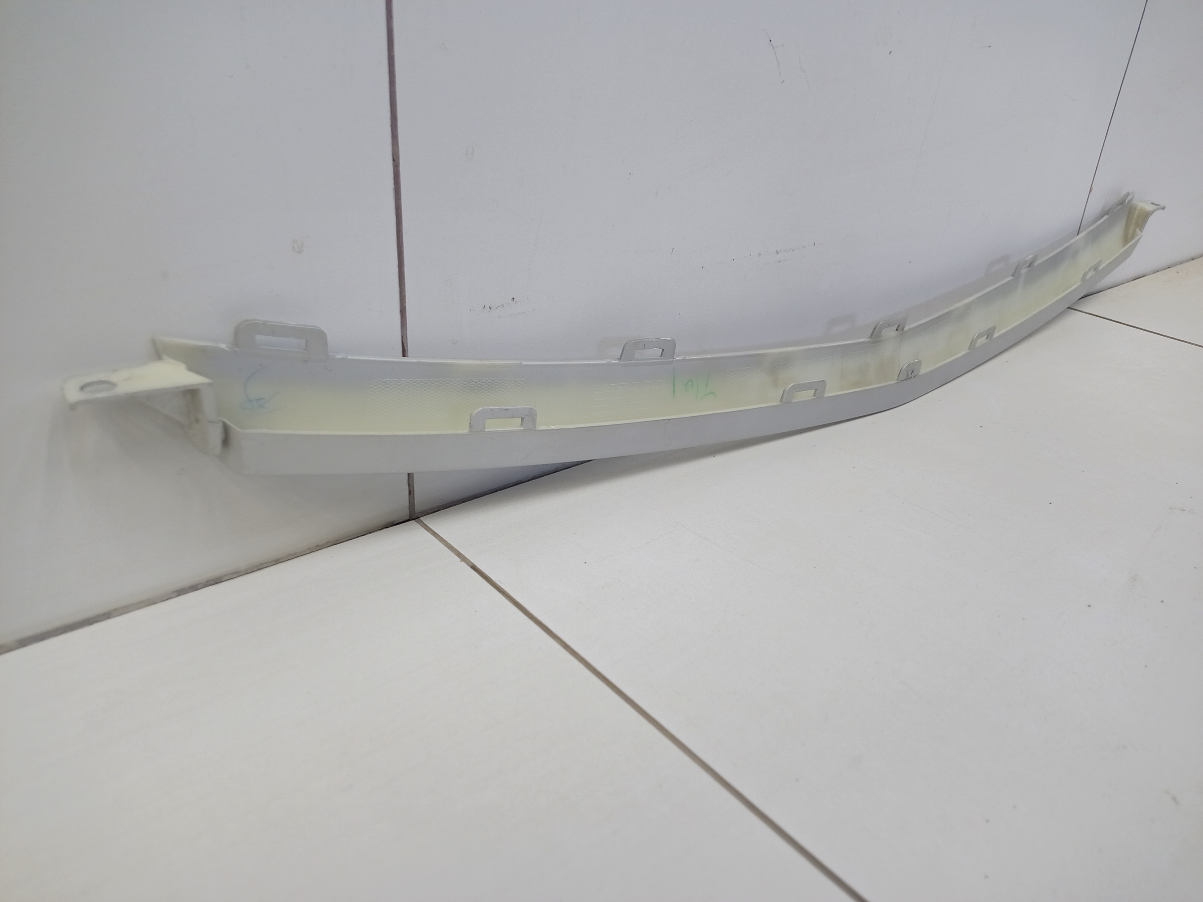 Накладка решетки радиатора нижняя Geely Coolray