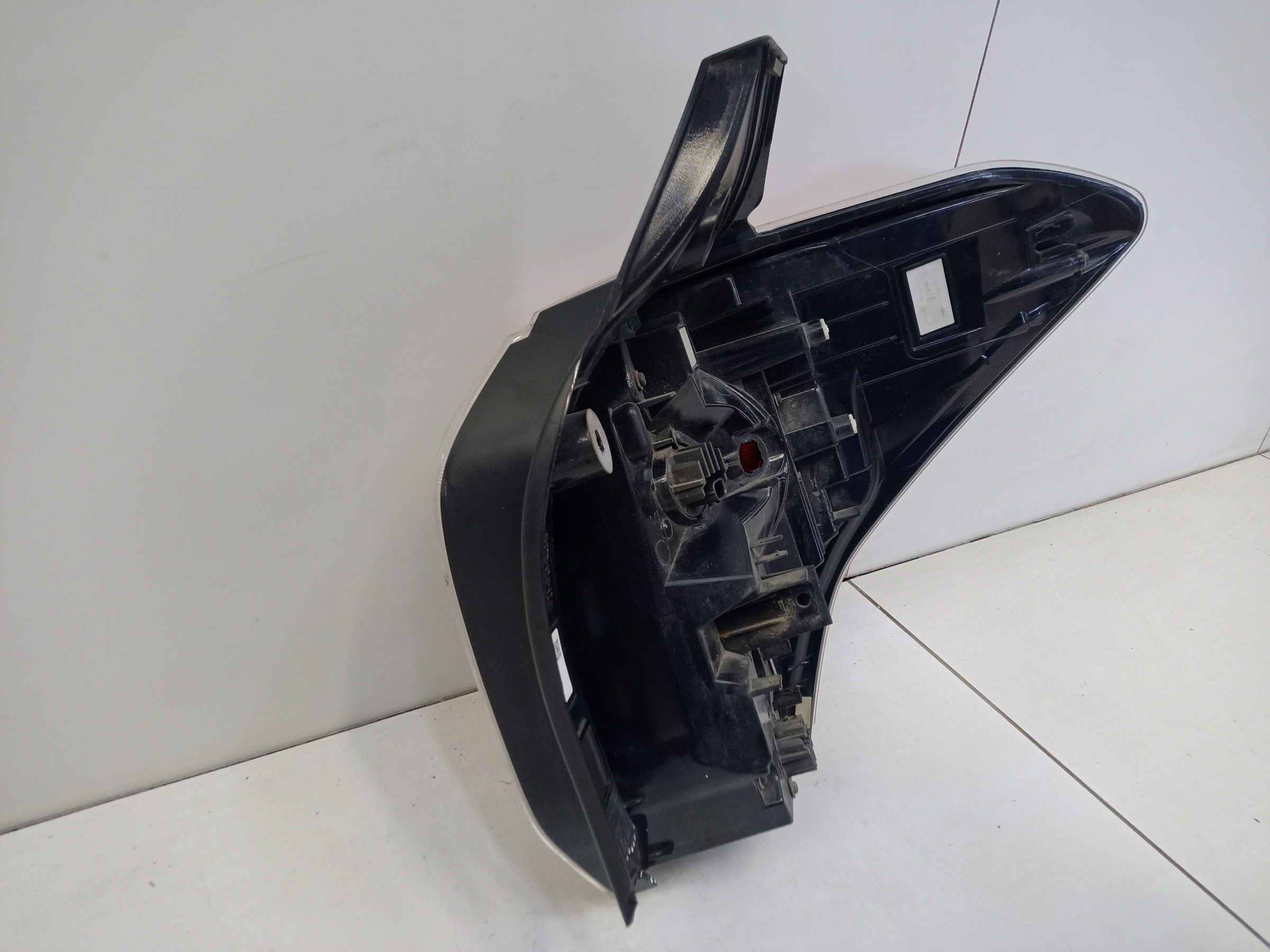 Фонарь задний левый наружный Subaru Forester 4 SJ Restail 2