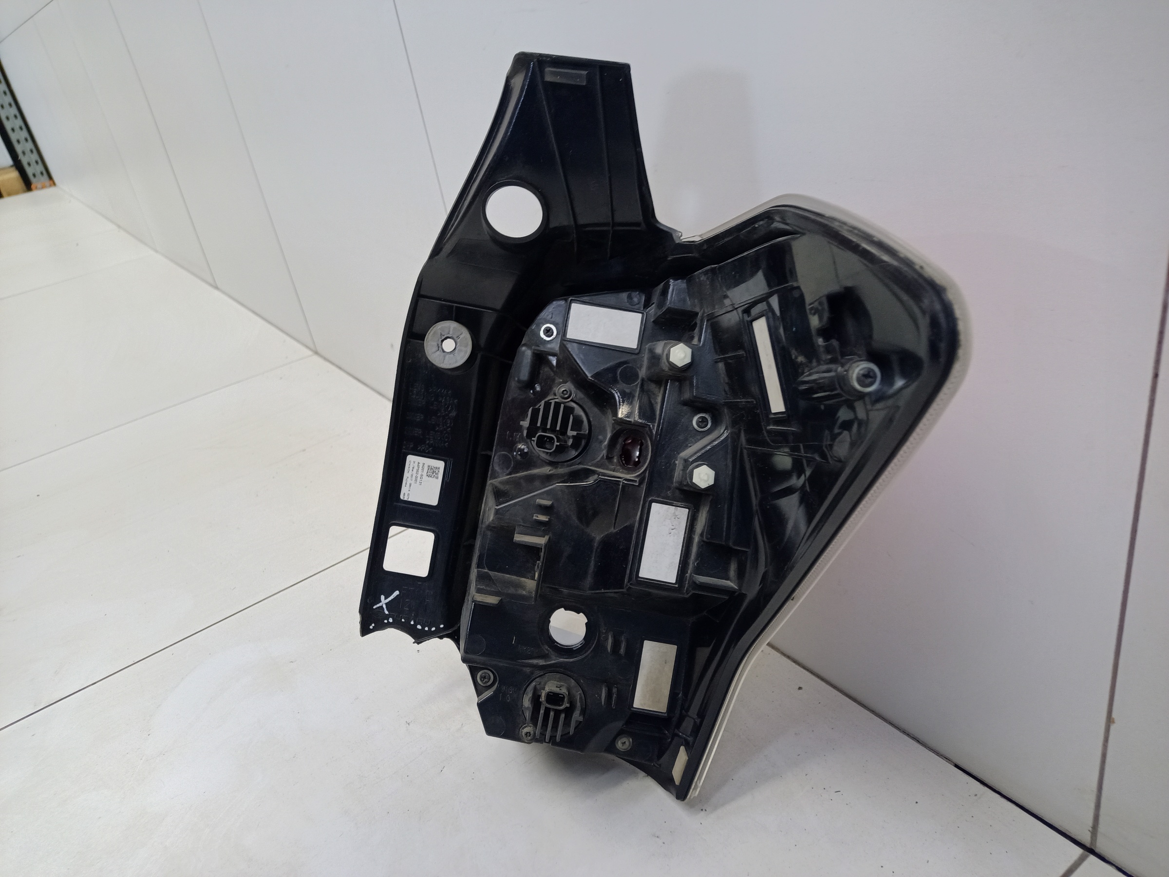 Фонарь задний левый наружный Subaru Forester 4 SJ Restail 2