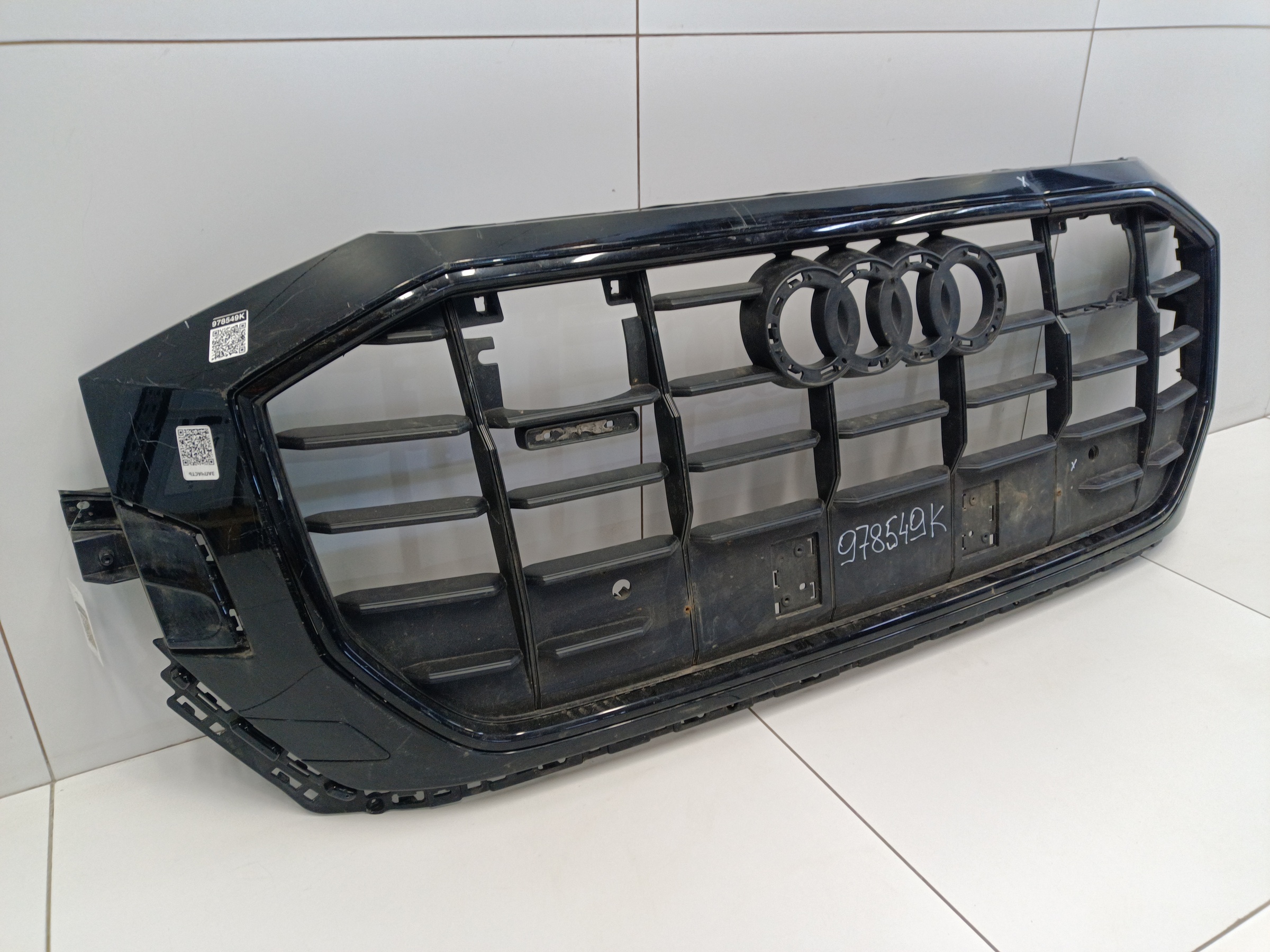 Решётка радиатора Audi Q8 черная под радары
