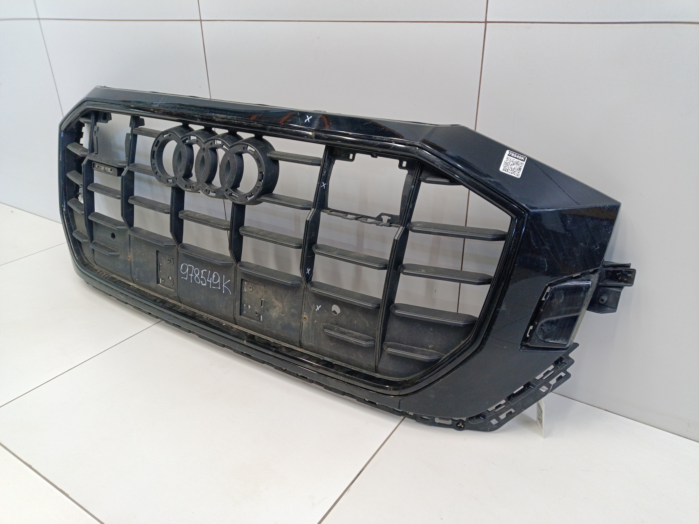 Решётка радиатора Audi Q8 черная под радары
