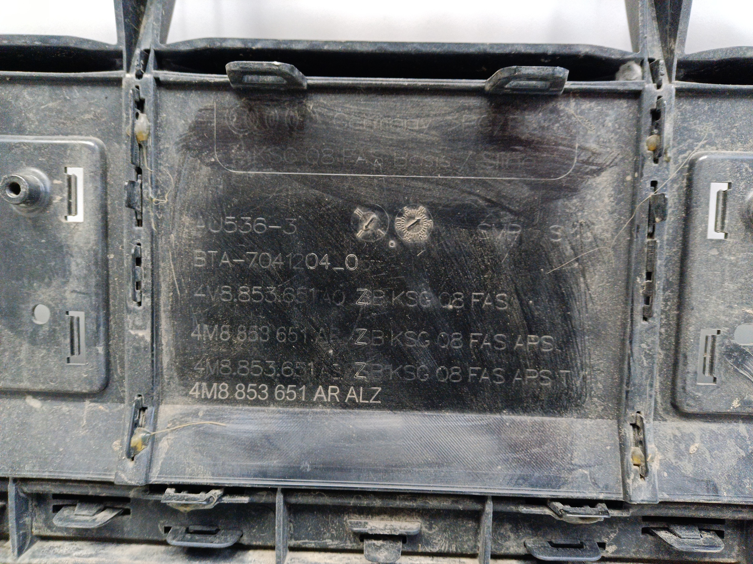 Решётка радиатора Audi Q8 черная под радары