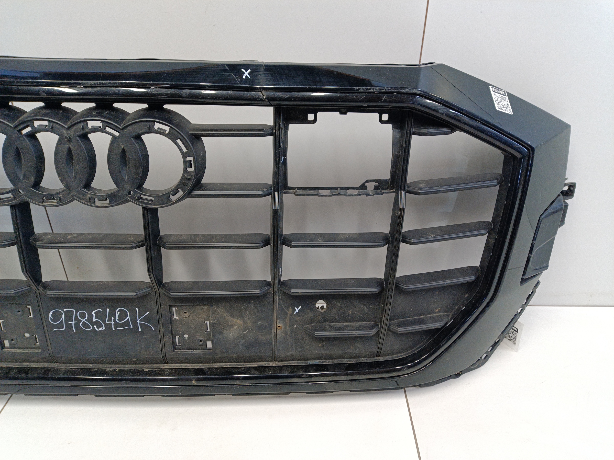 Решётка радиатора Audi Q8 черная под радары