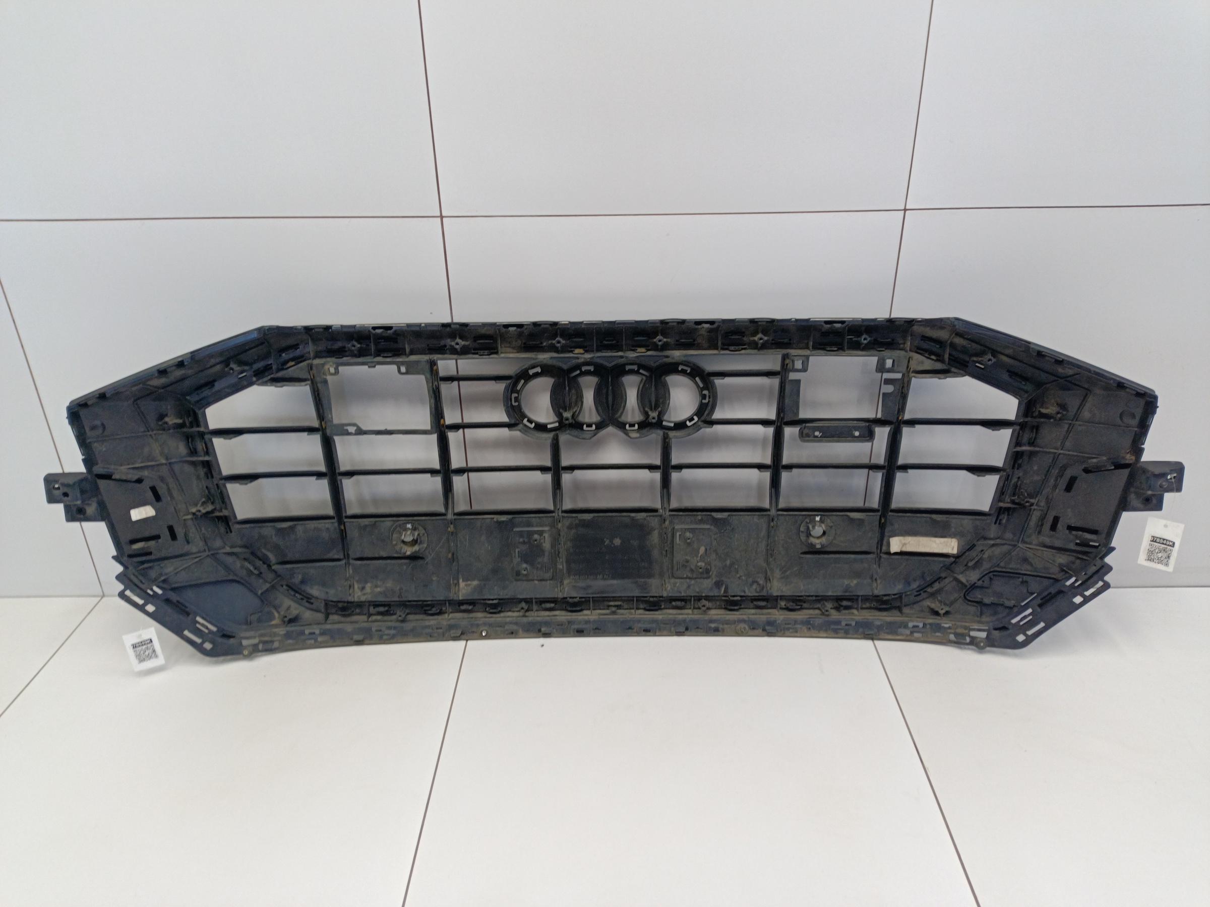 Решётка радиатора Audi Q8 черная под радары