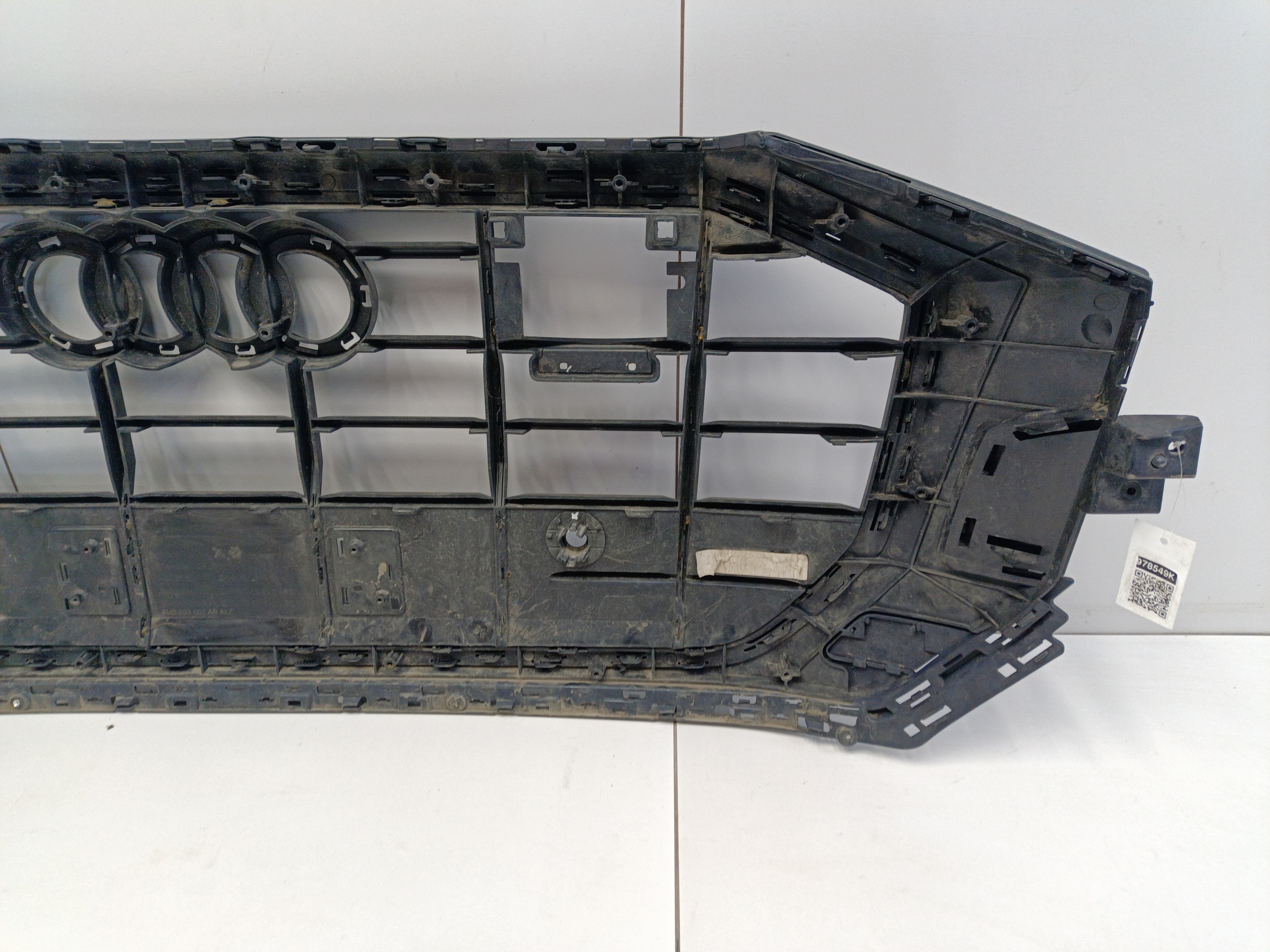 Решётка радиатора Audi Q8 черная под радары