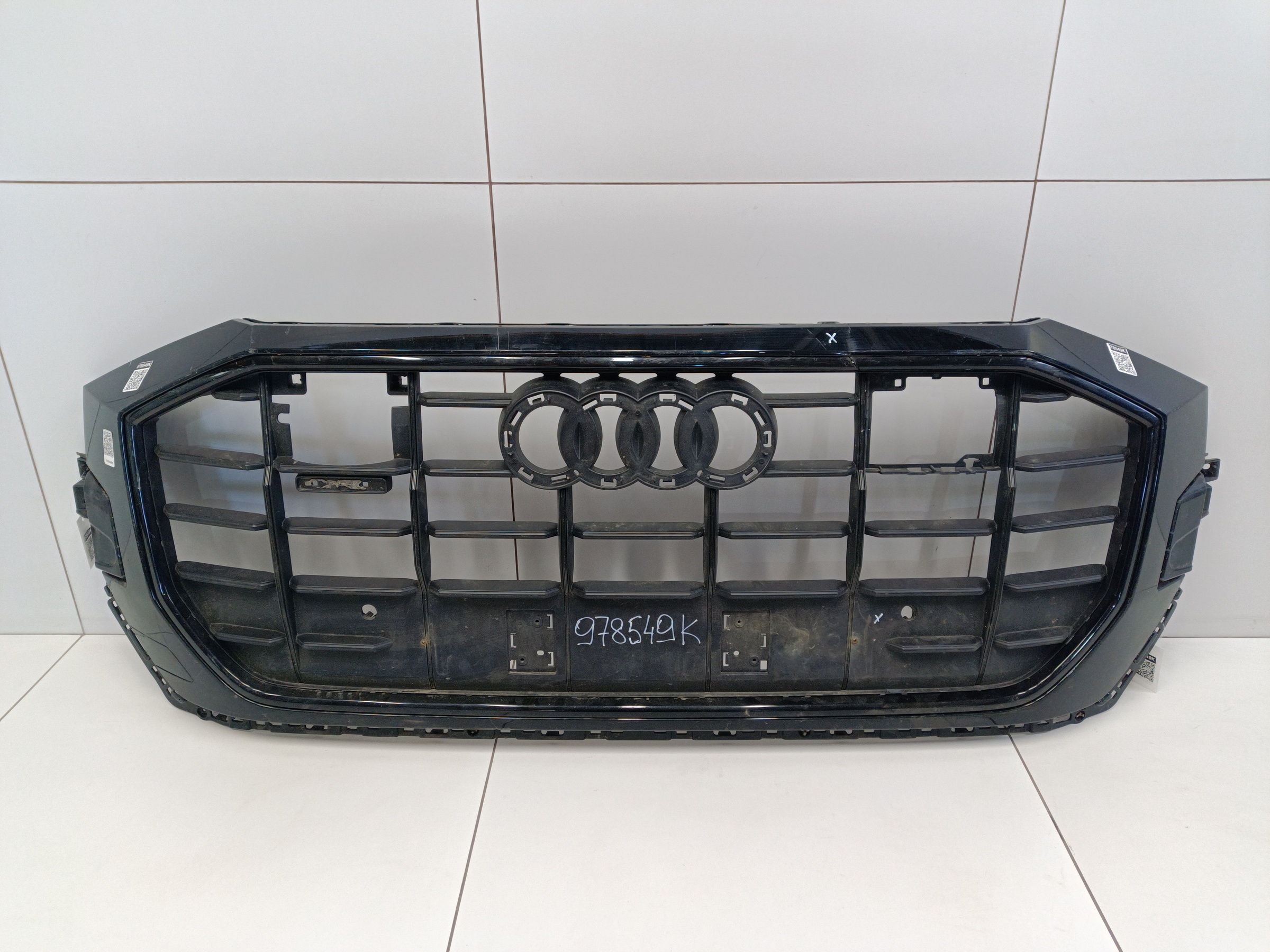 Решётка радиатора Audi Q8 черная под радары