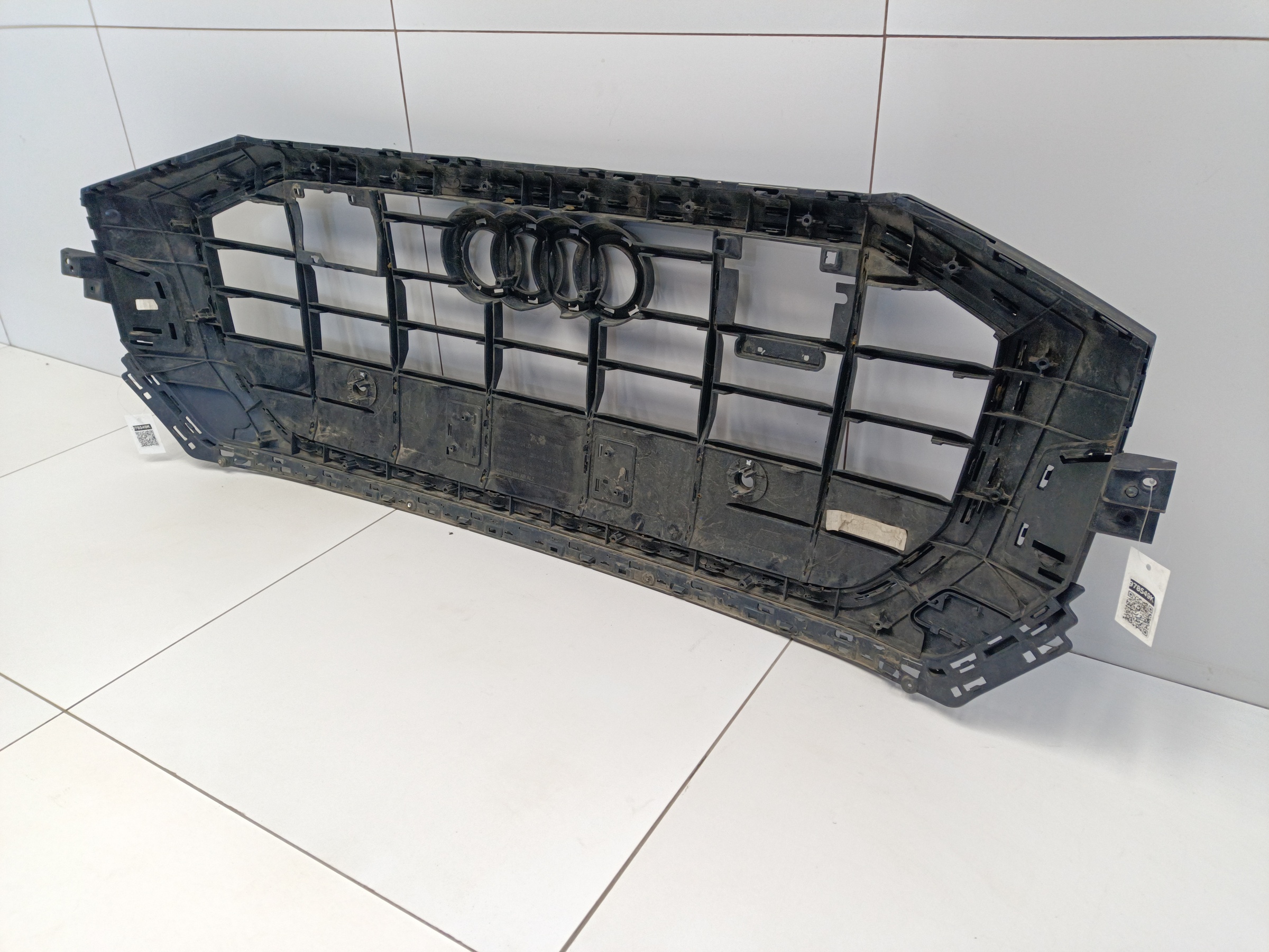 Решётка радиатора Audi Q8 черная под радары