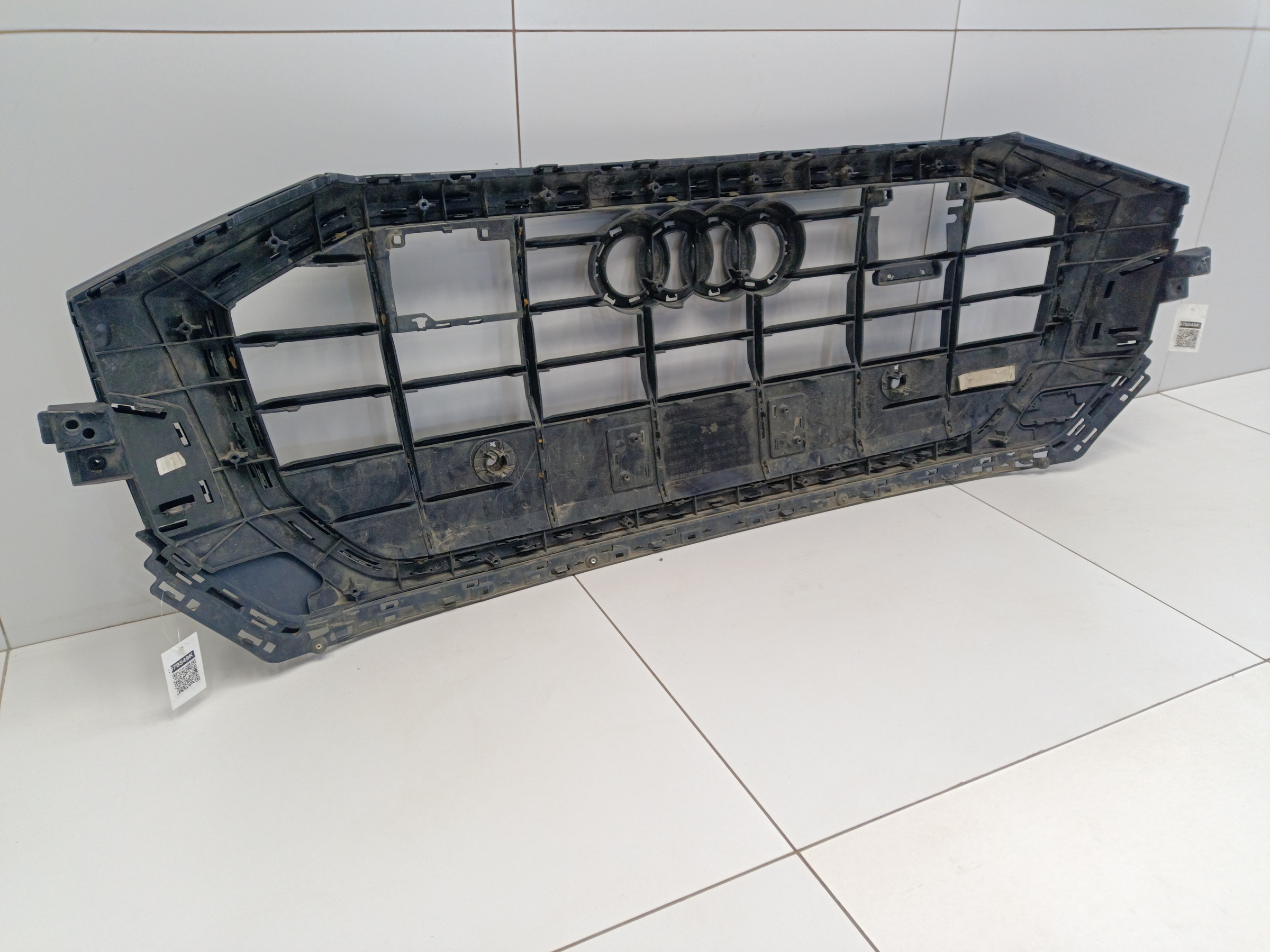 Решётка радиатора Audi Q8 черная под радары