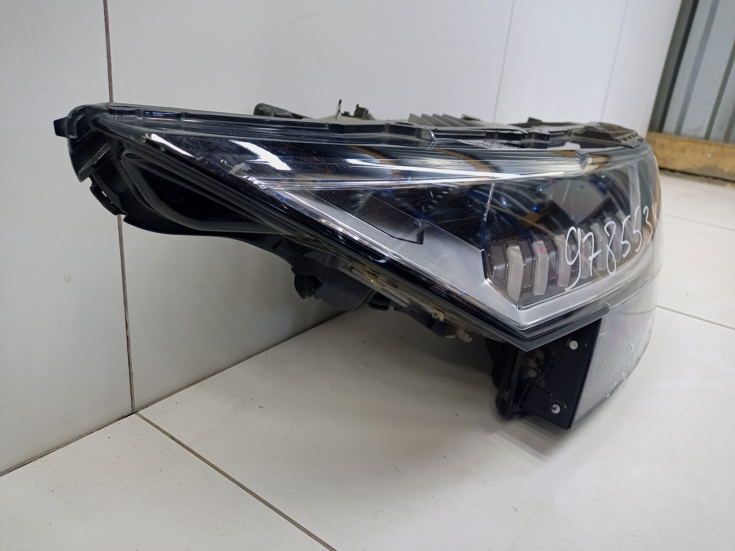 Фара передняя левая Audi Q8 LED