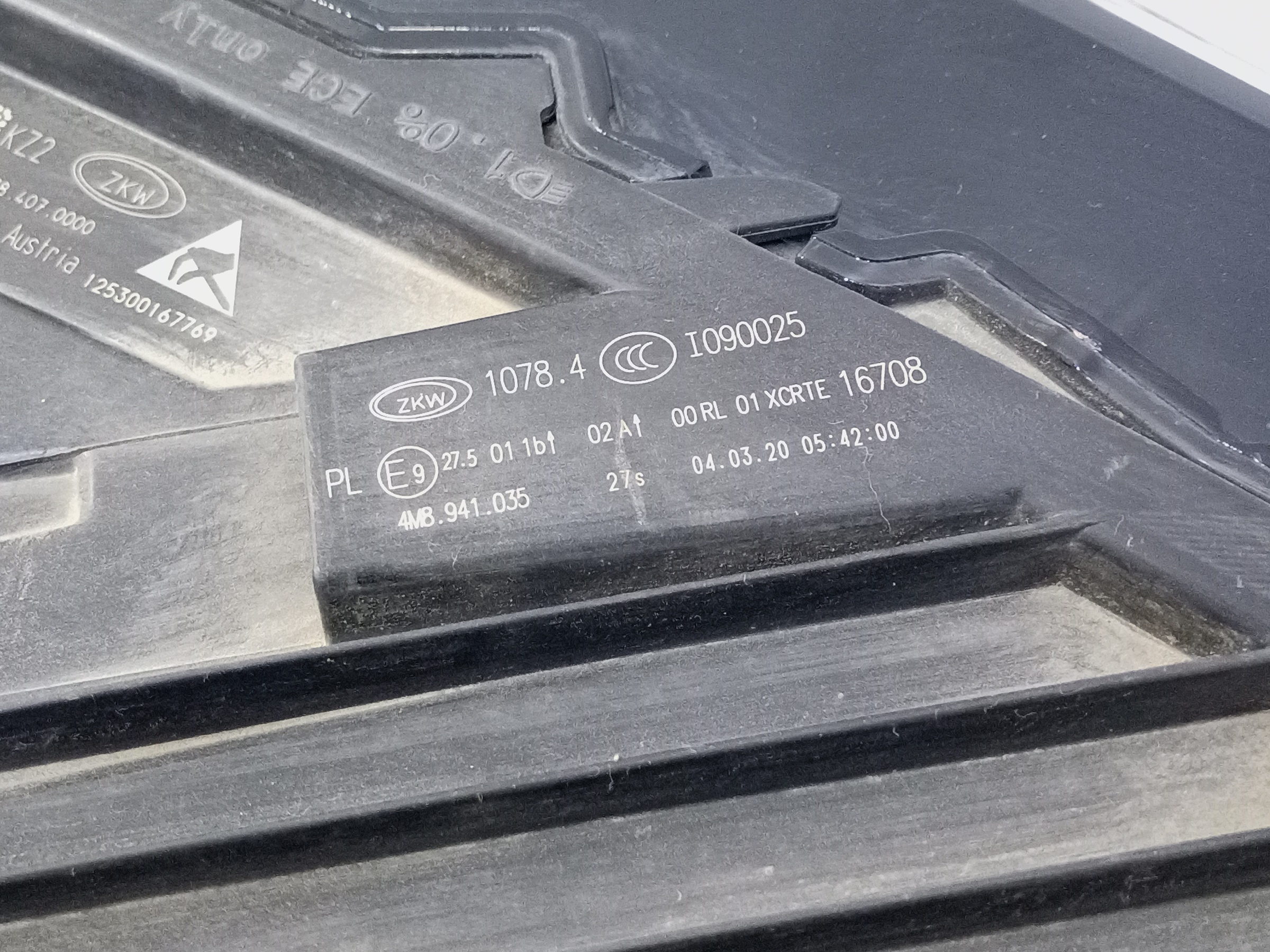 Фара передняя левая Audi Q8 LED