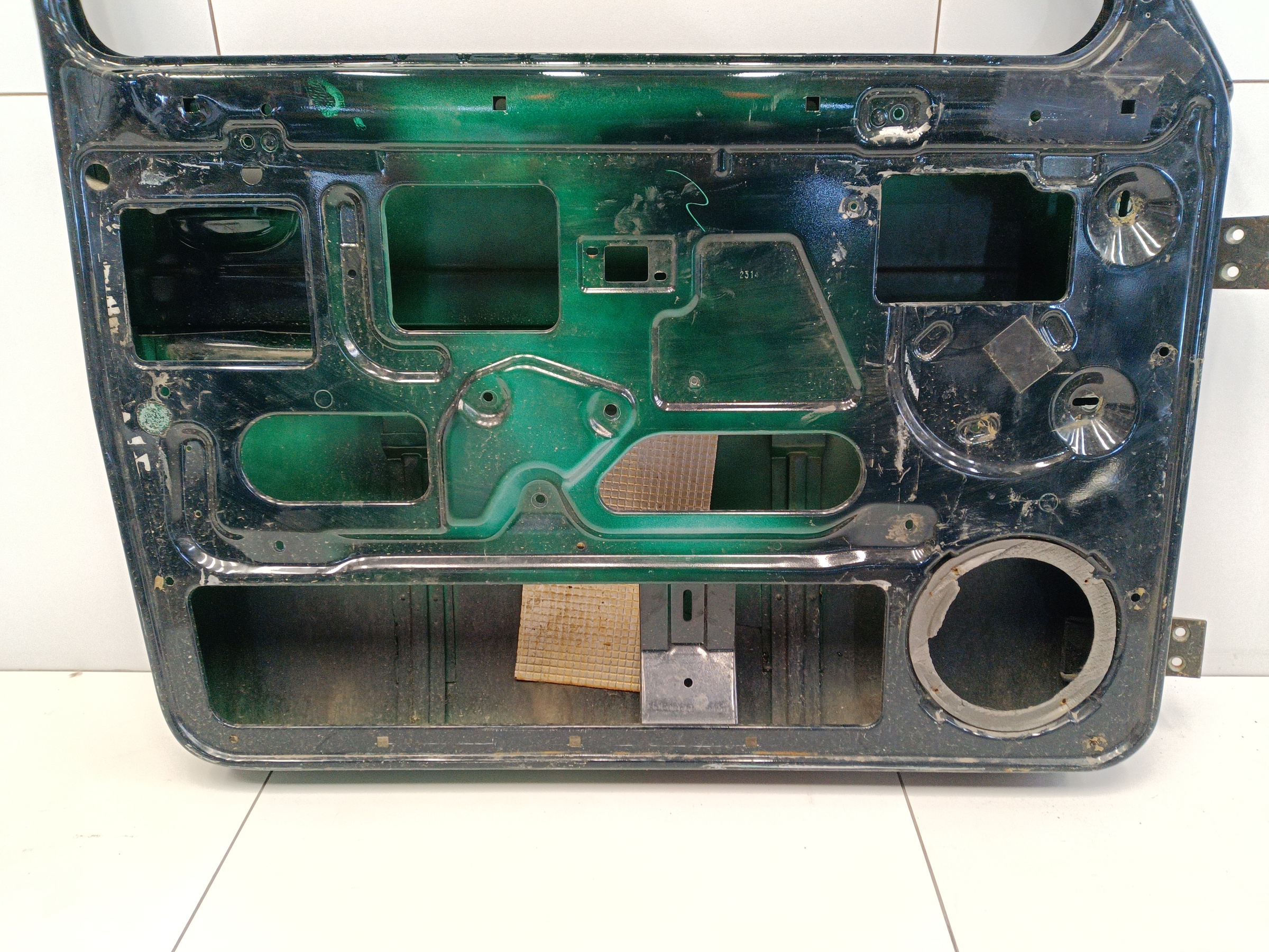 Дверь передняя левая Niva 2121