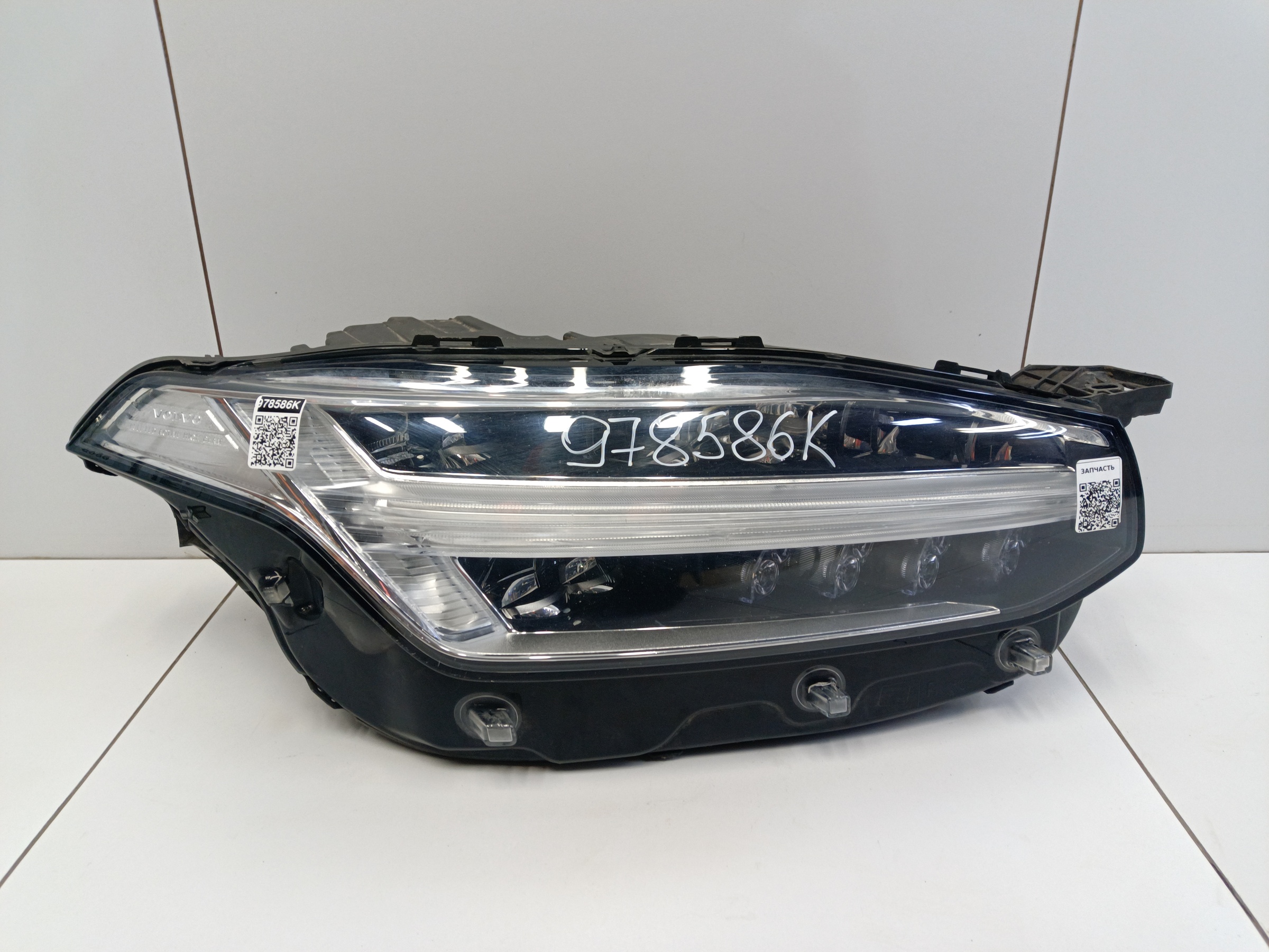 Фара передняя правая Volvo XC90 2 LED