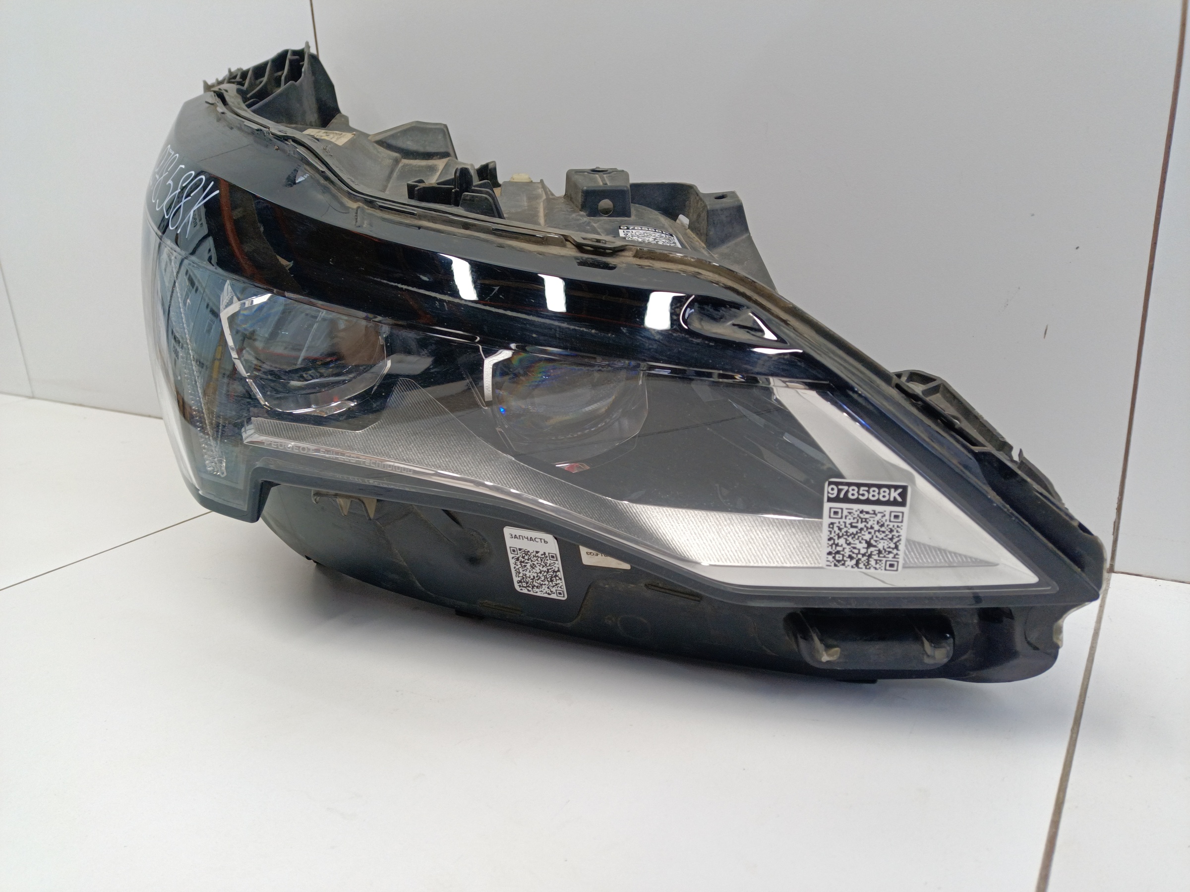 Фара передняя правая Peugeot 3008 2 Restail