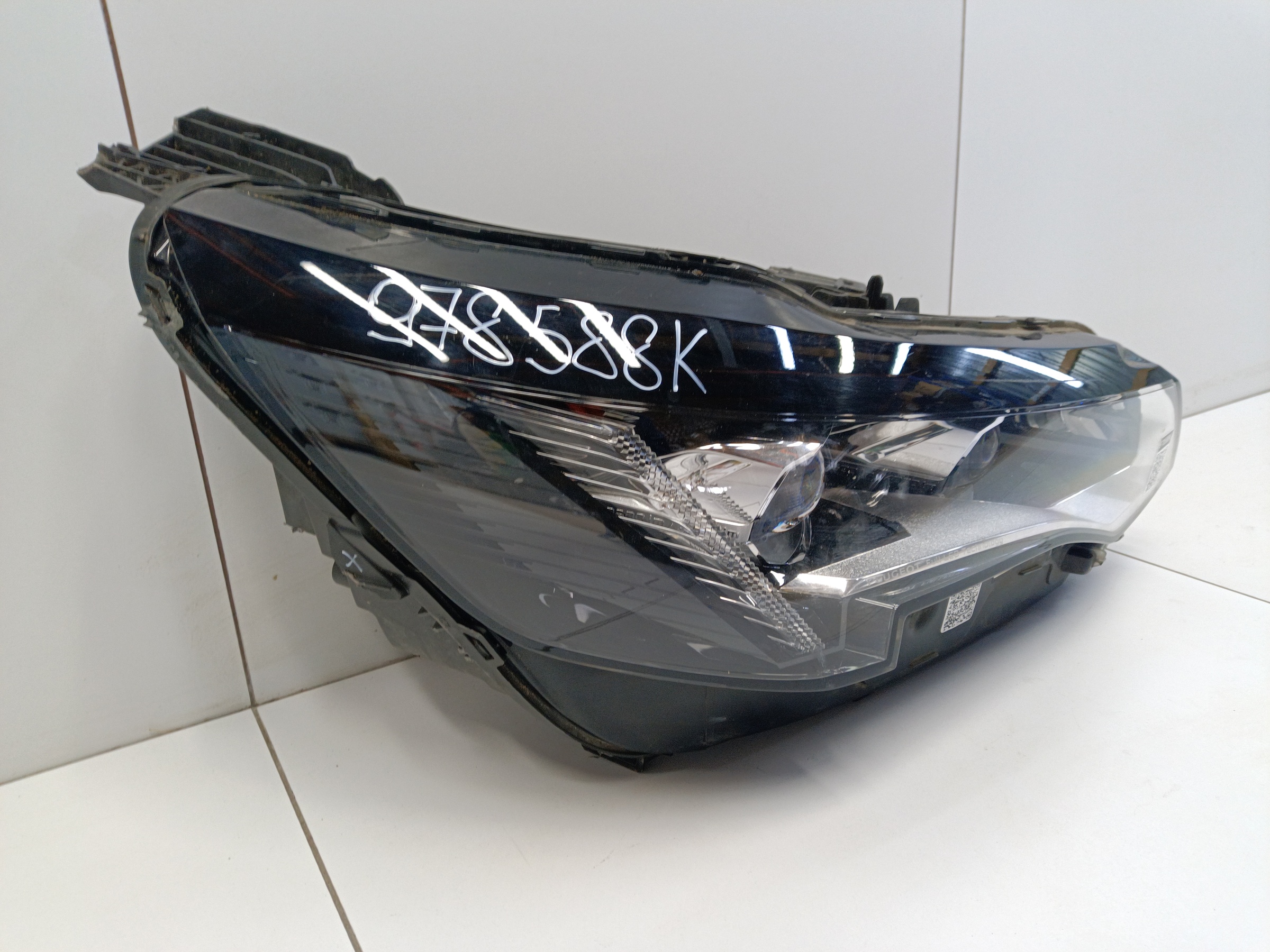 Фара передняя правая Peugeot 3008 2 Restail