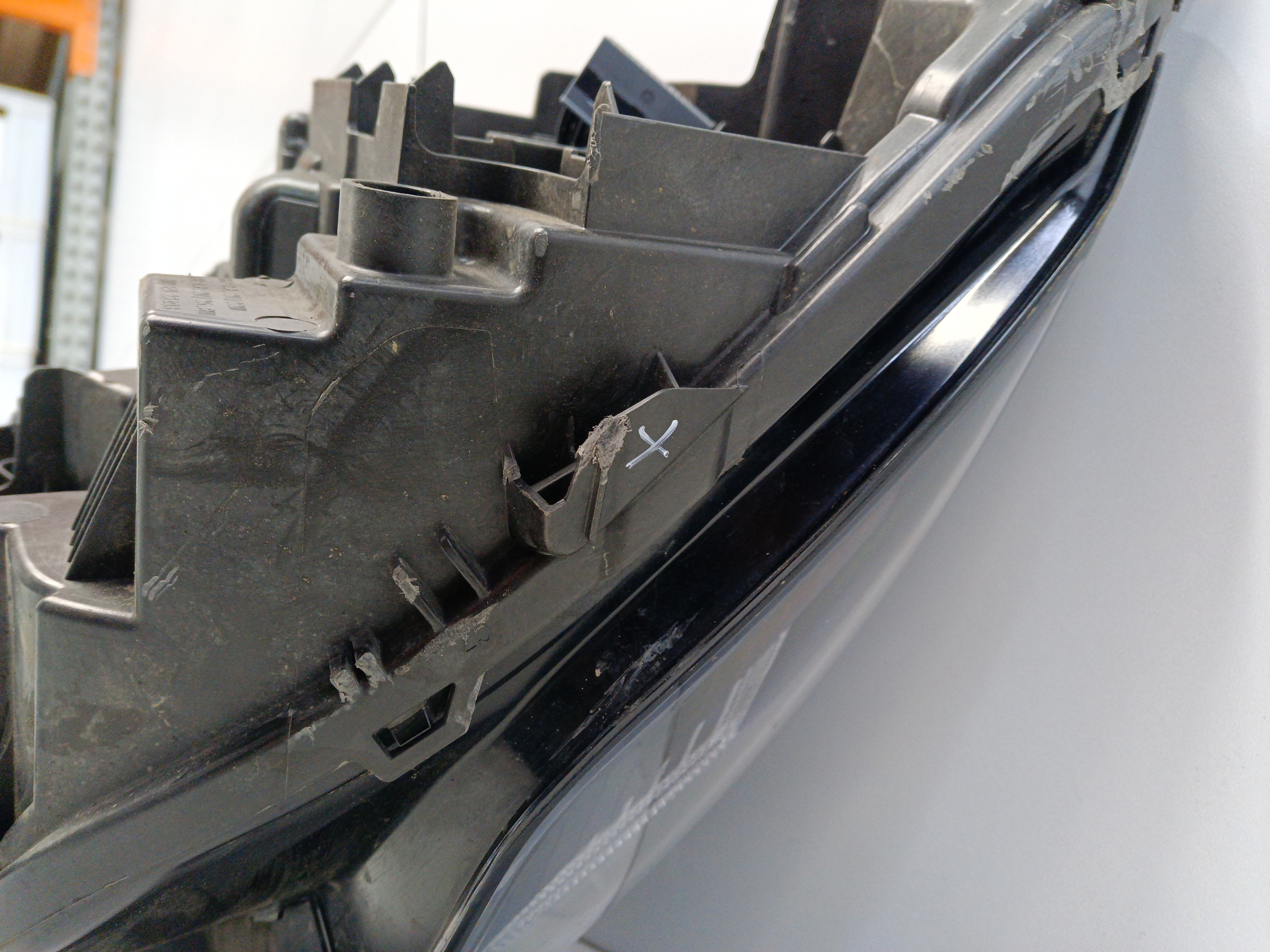 Фара передняя правая Peugeot 3008 2 Restail