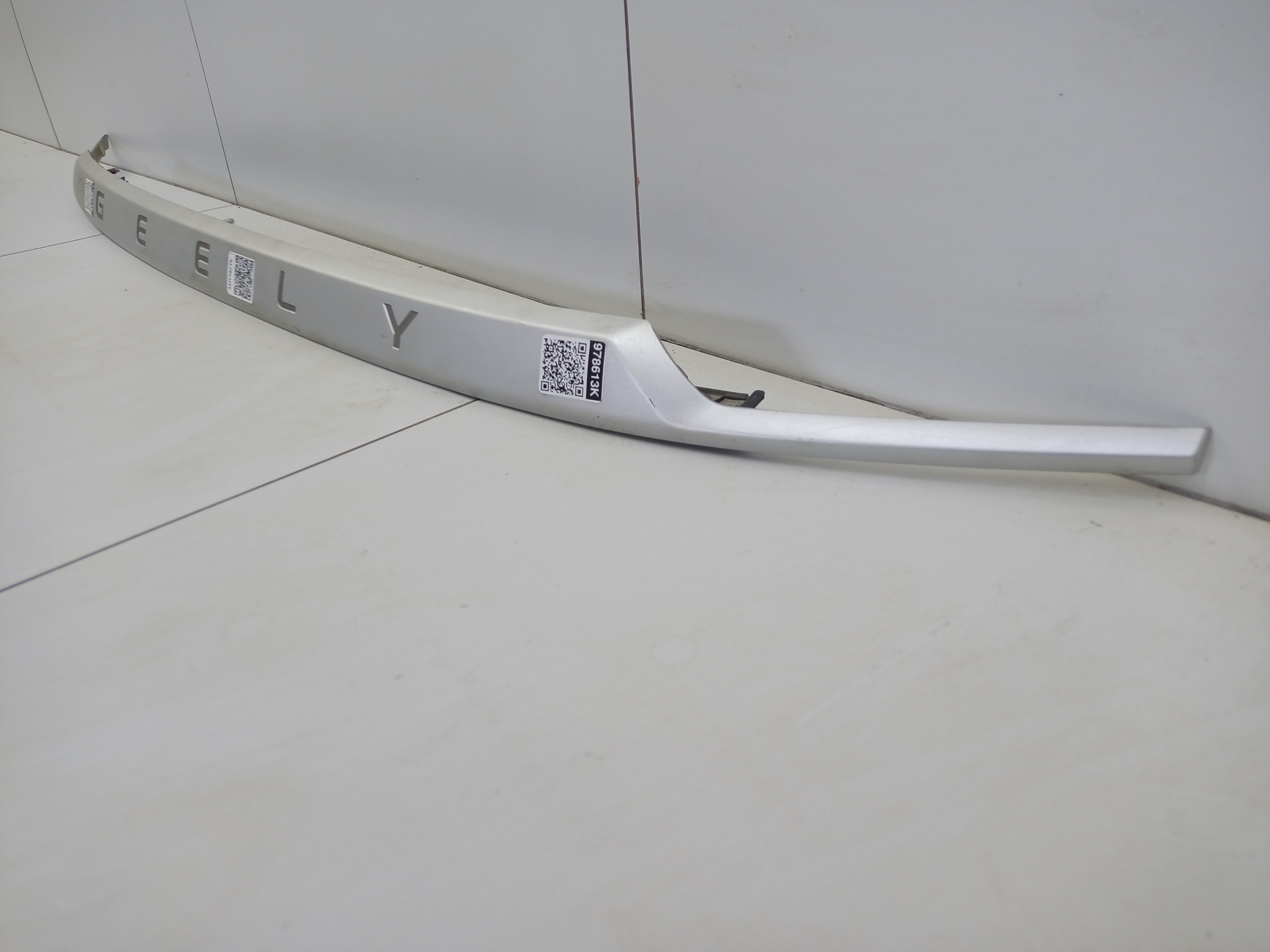 Накладка крышки багажника под покраску Geely Coolray