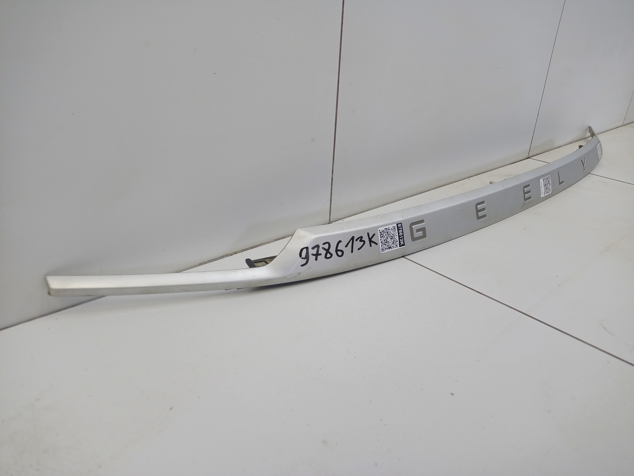 Накладка крышки багажника под покраску Geely Coolray