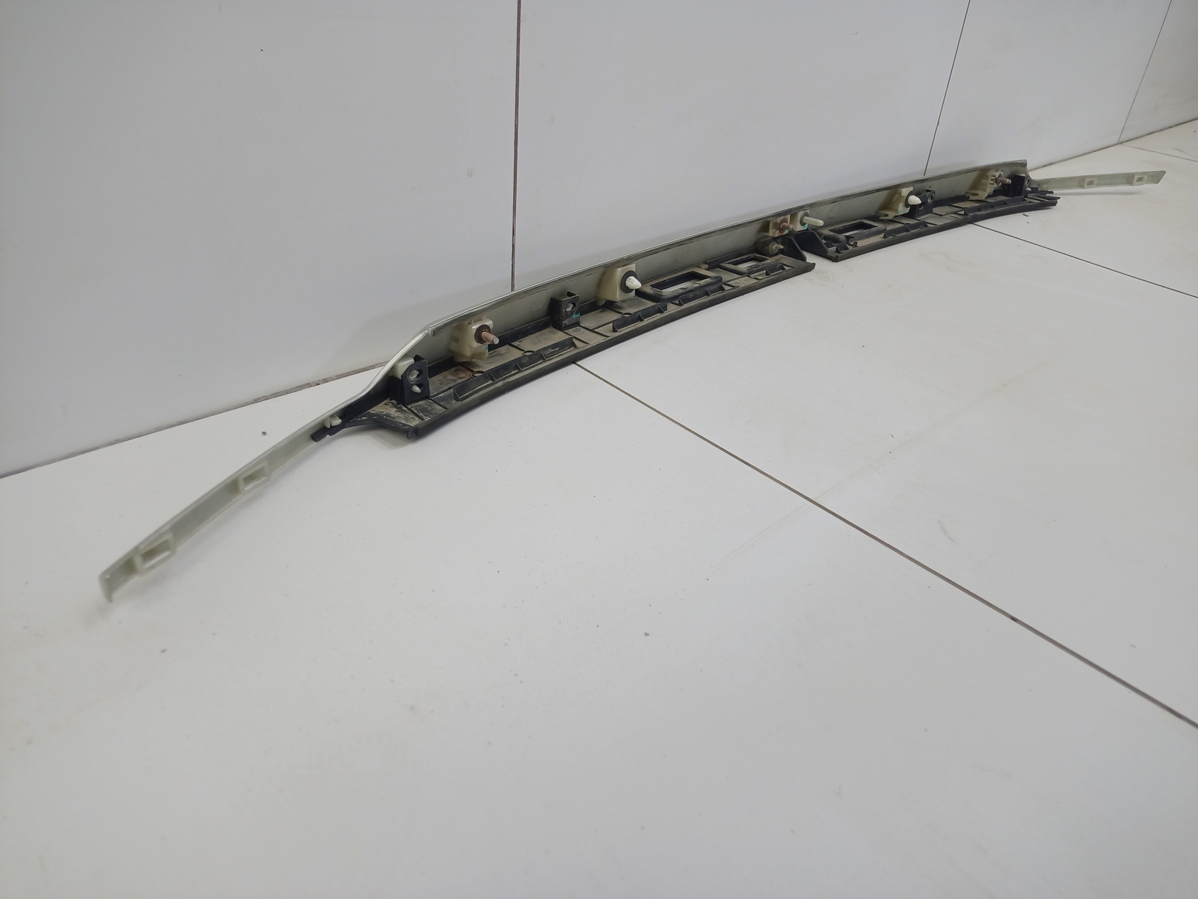 Накладка крышки багажника под покраску Geely Coolray