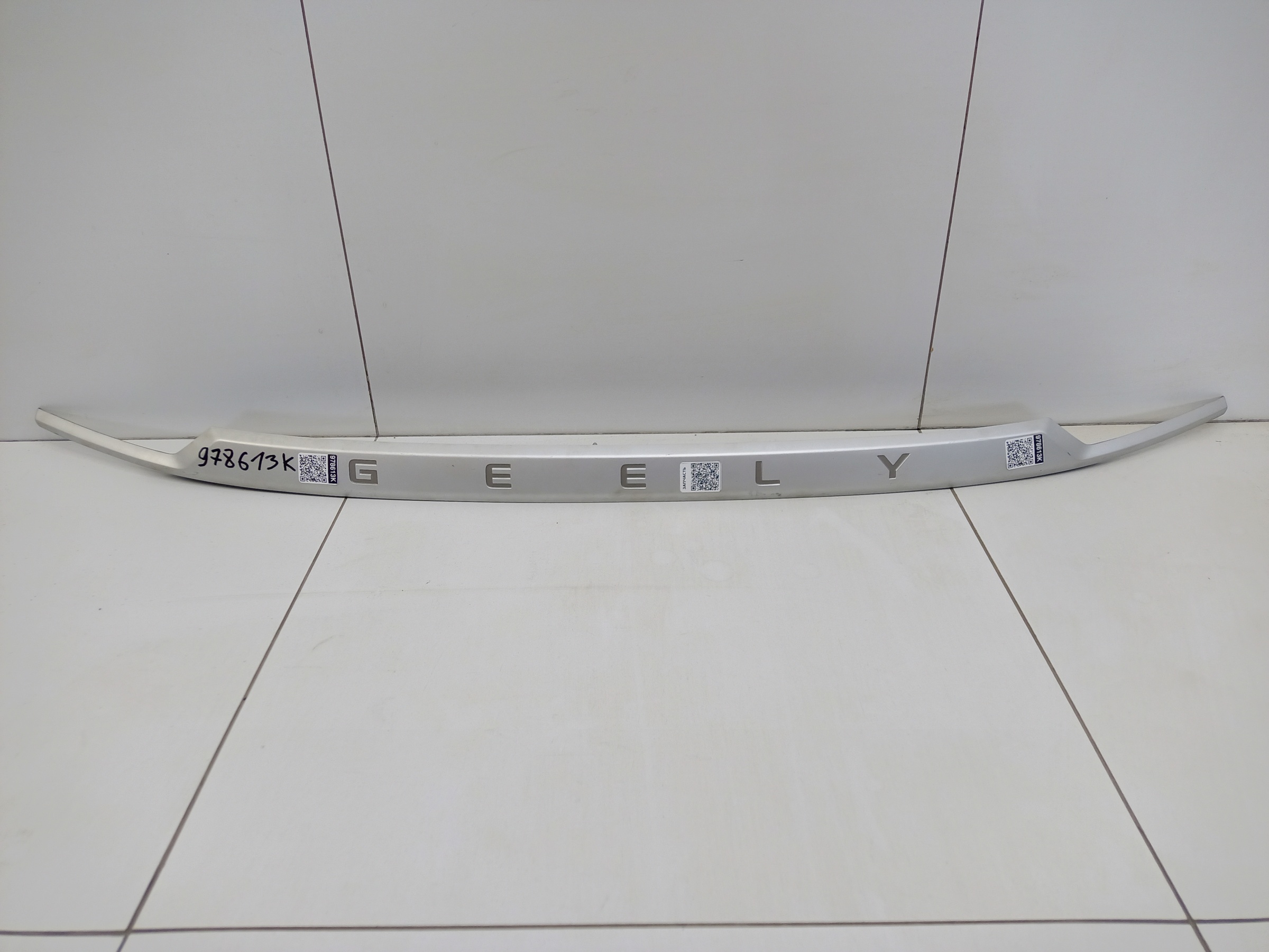 Накладка крышки багажника под покраску Geely Coolray