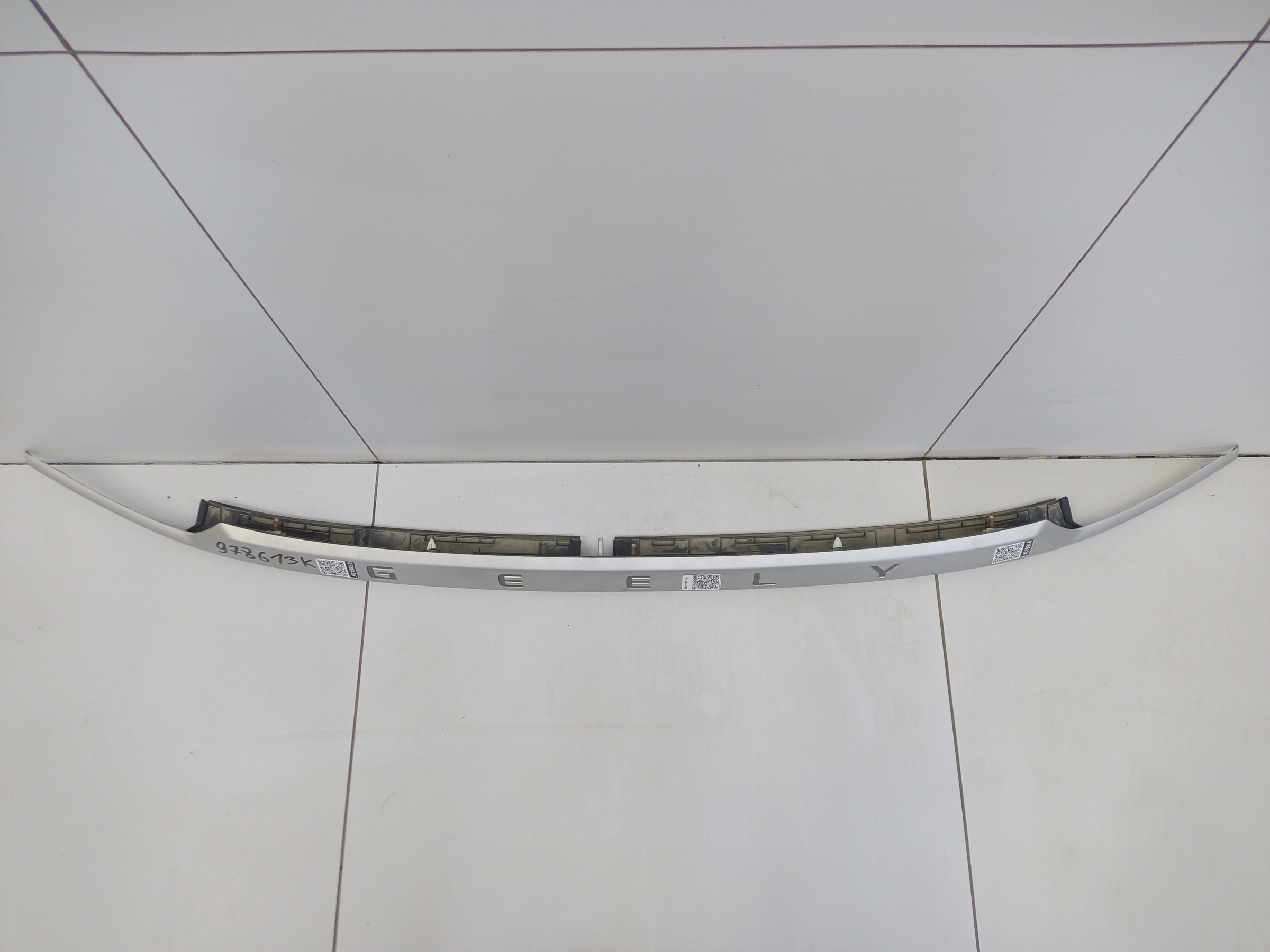 Накладка крышки багажника под покраску Geely Coolray