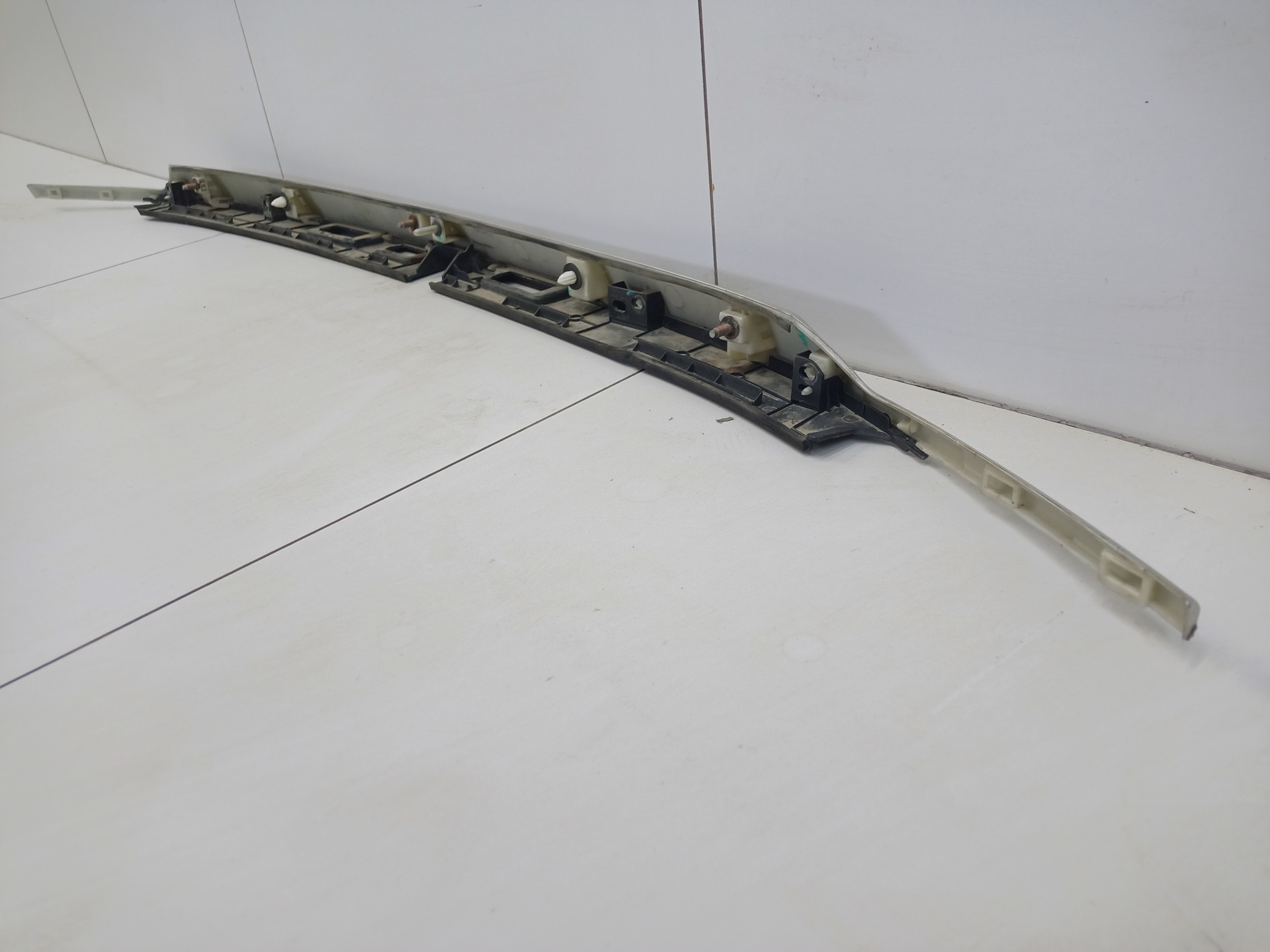 Накладка крышки багажника под покраску Geely Coolray