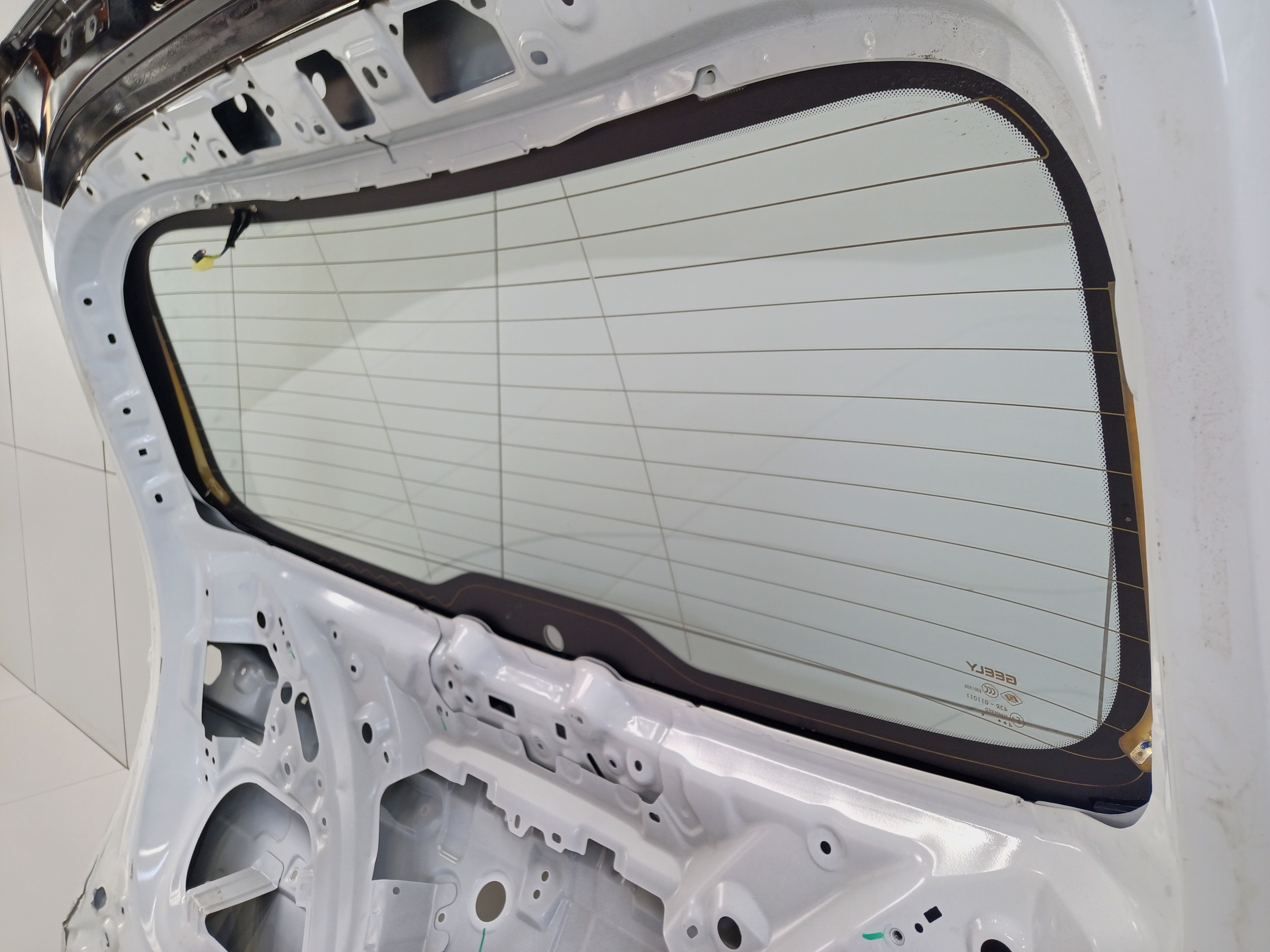 Стекло крышки багажника Geely Coolray Restail