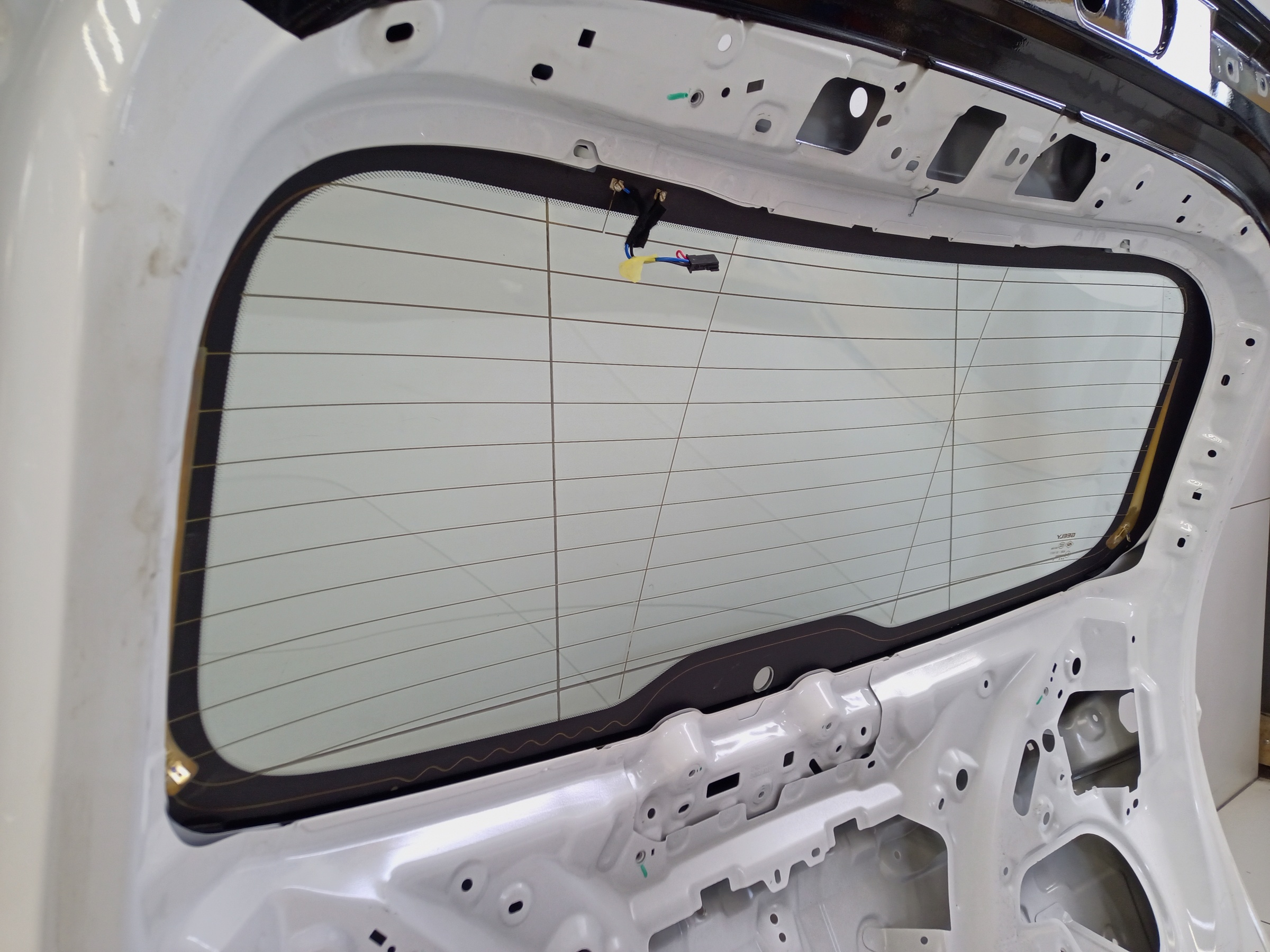 Стекло крышки багажника Geely Coolray Restail